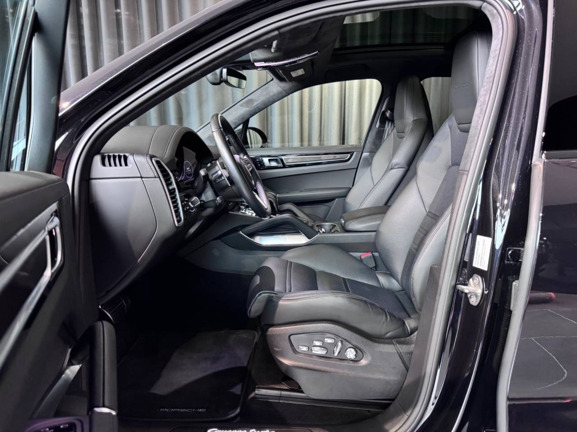 PORSCHE Cayenne Turbo-image-3