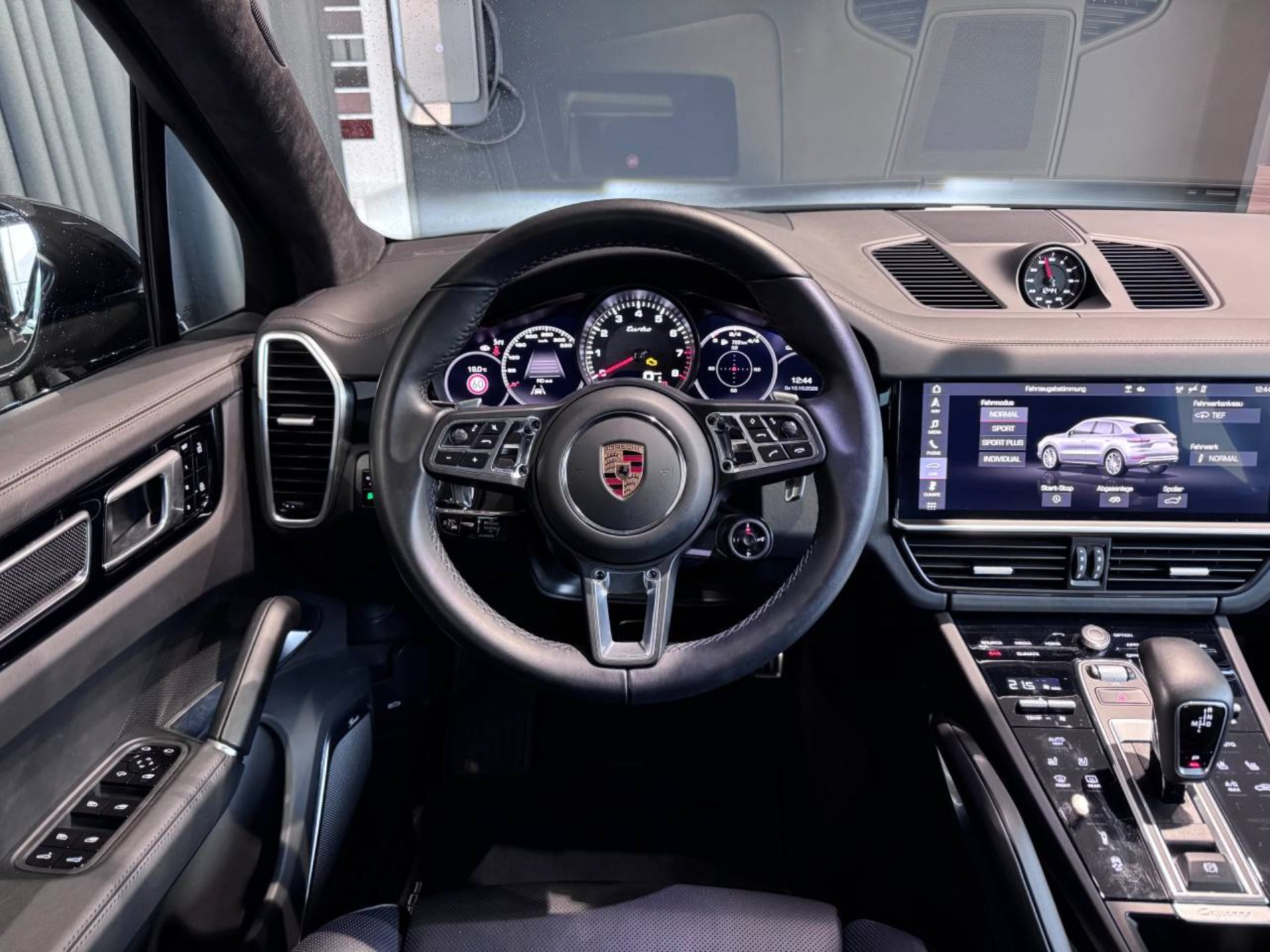 PORSCHE Cayenne Turbo-image-12
