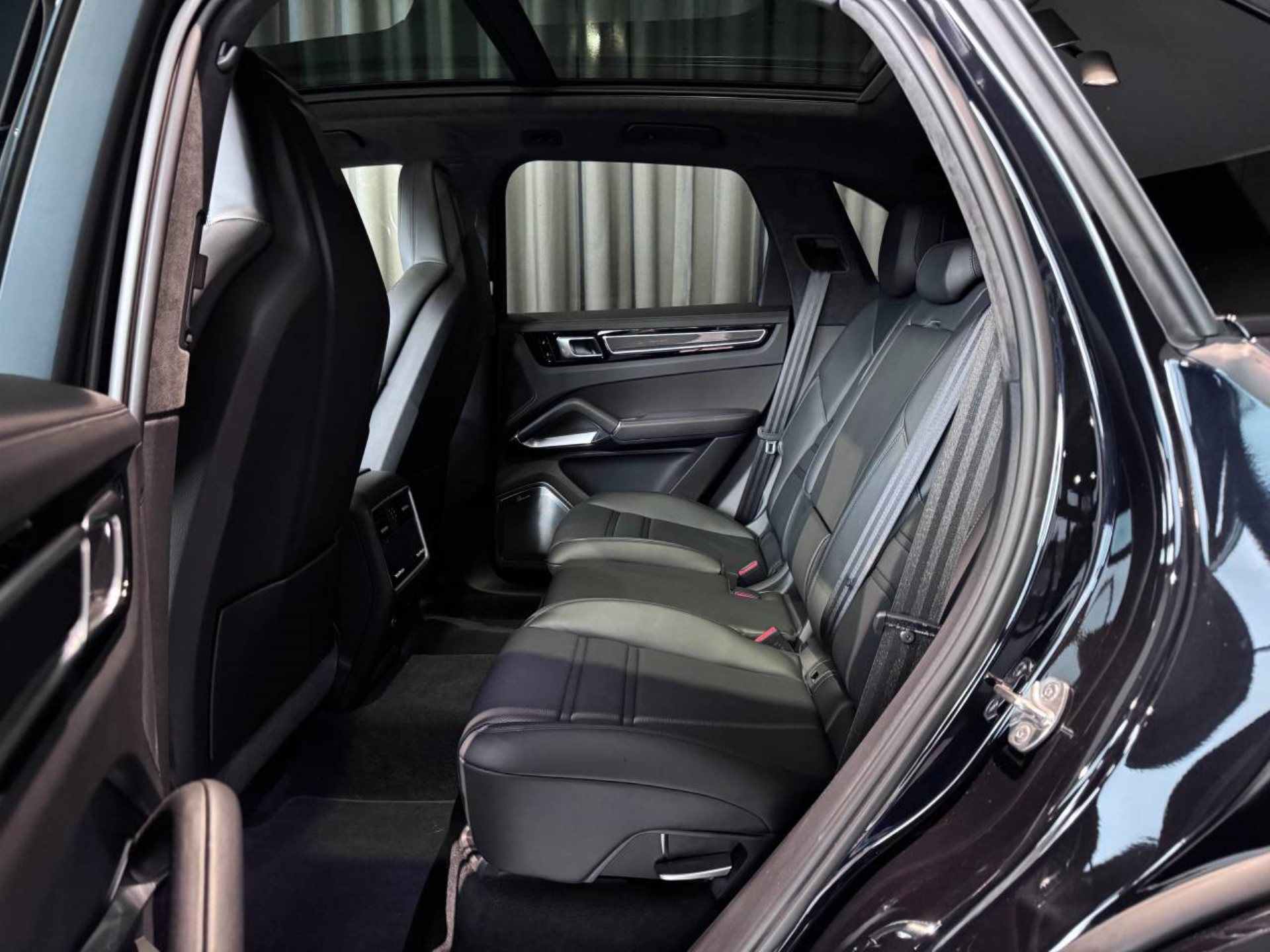 PORSCHE Cayenne Turbo-image-24