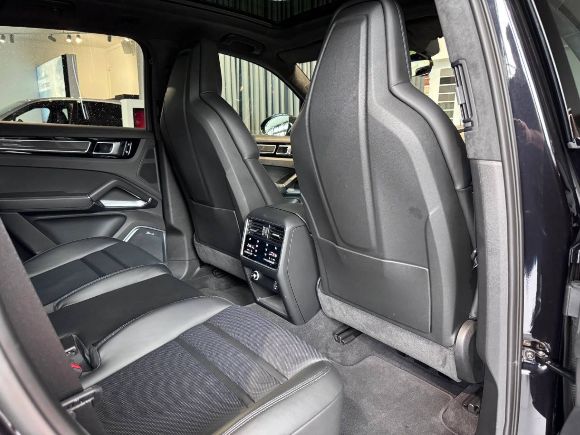 PORSCHE Cayenne Turbo-image-25