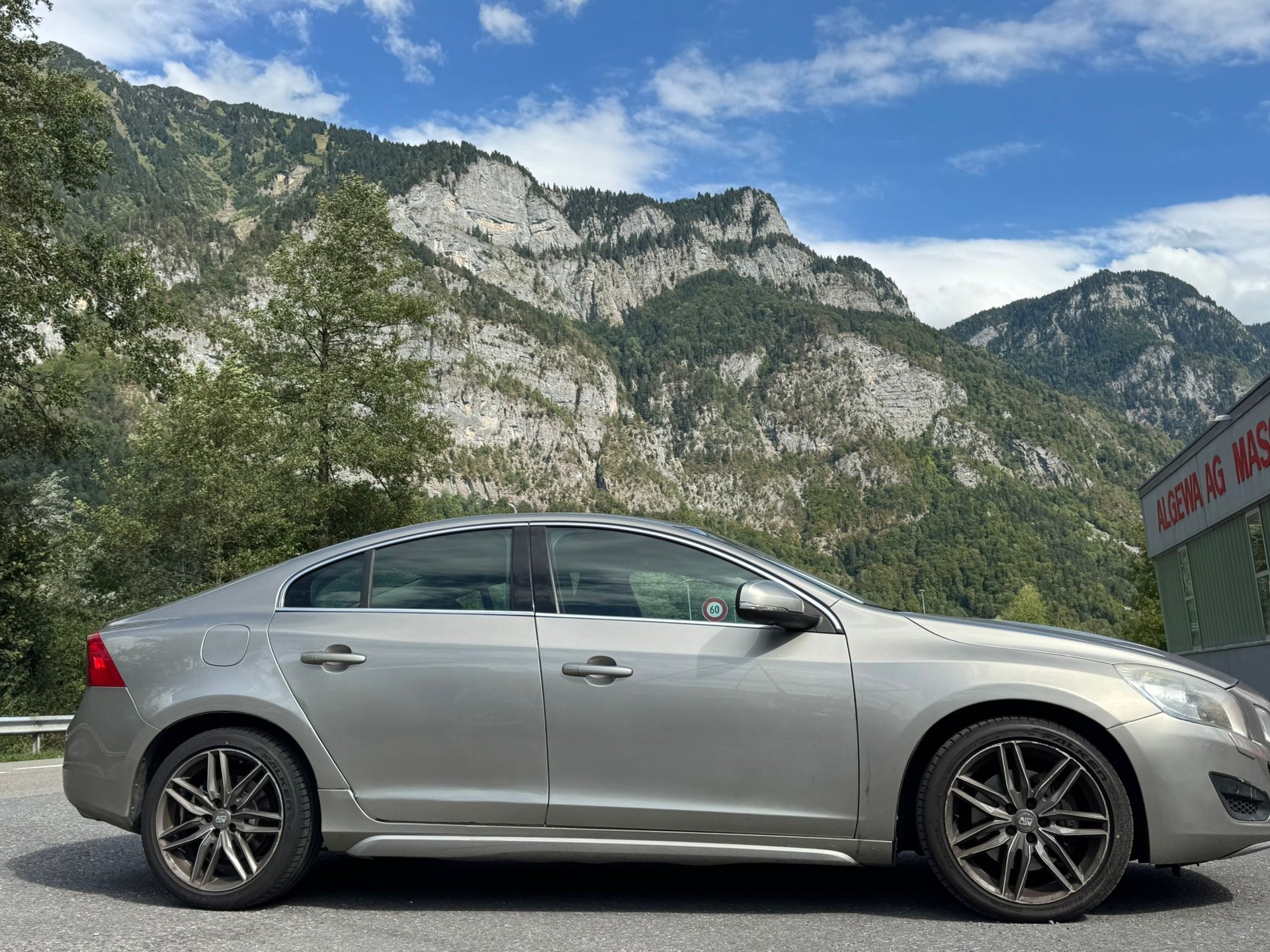 VOLVO S60 D5 AWD Kinetic Geartronic-image-2