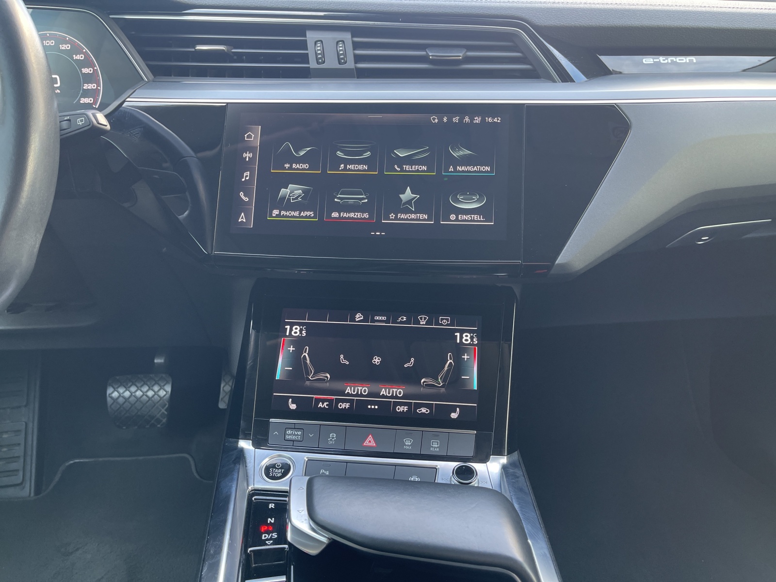 AUDI e-tron 55 Advanced quattro-image-10
