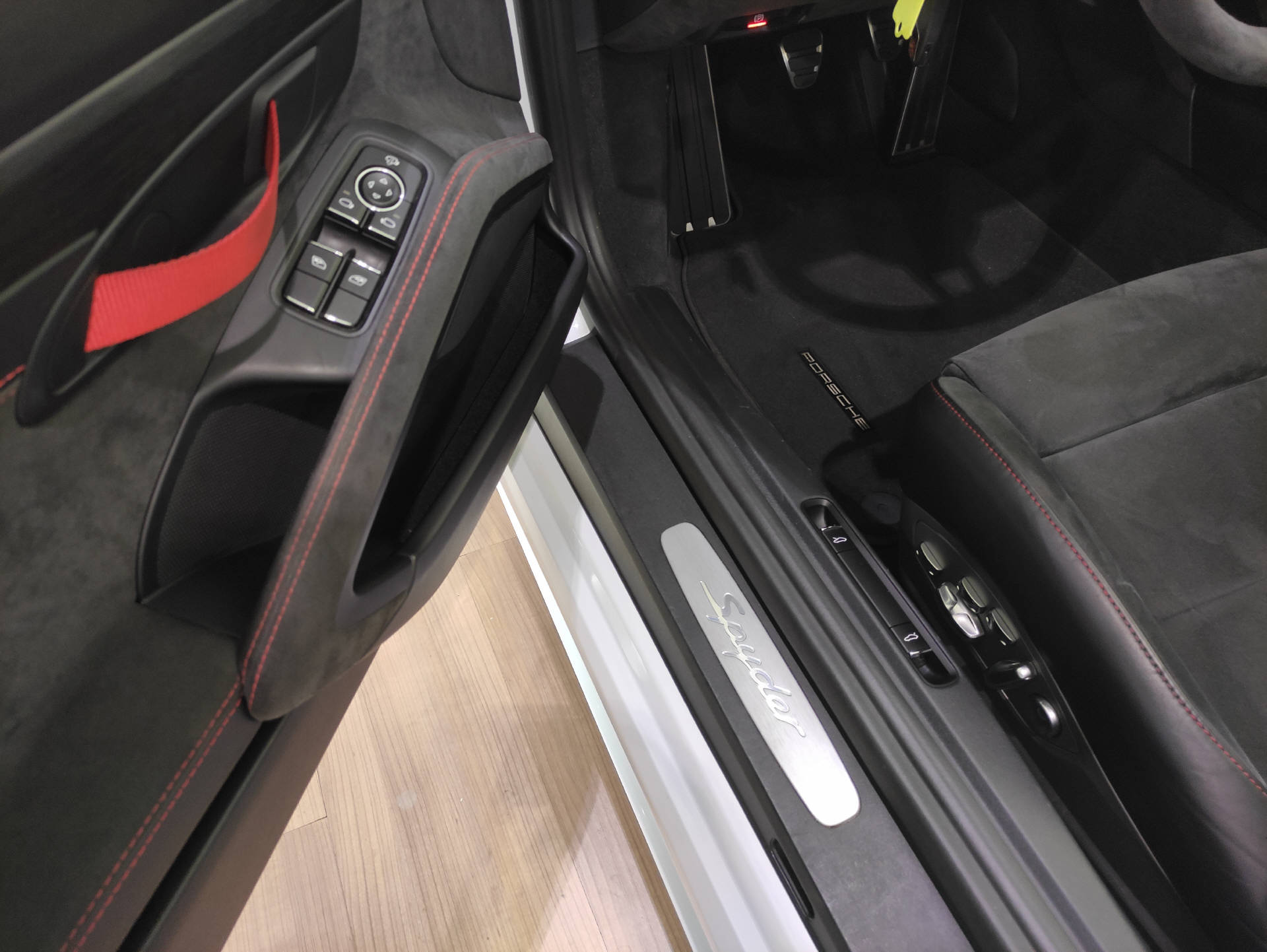 PORSCHE Boxster 718 4.0 Spyder-image-5