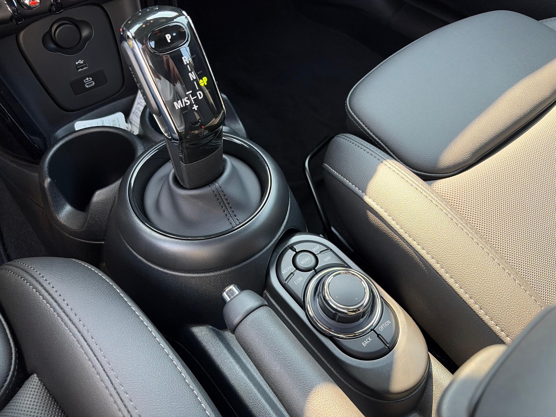 MINI Cabrio F57 1.5i Cooper-image-14