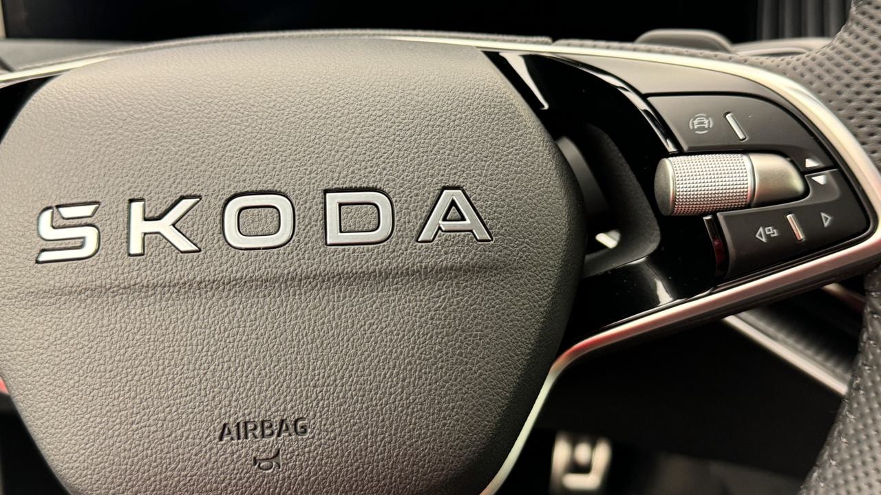SKODA Superb Combi 2.0 TDi Sportline 4x4 DSG-image-9