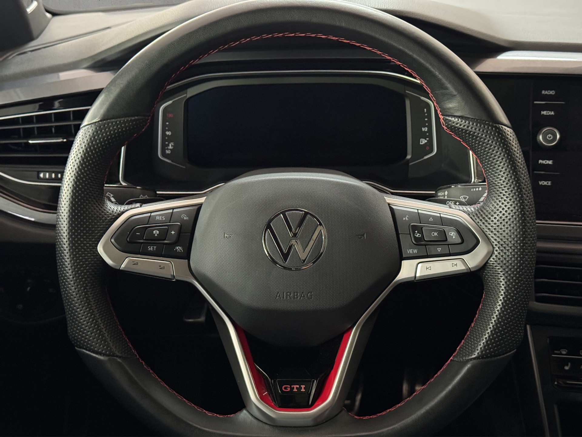 VW Polo 2.0 TSI GTI DSG "Pano-Beats Audio-IQ Light"-image-12