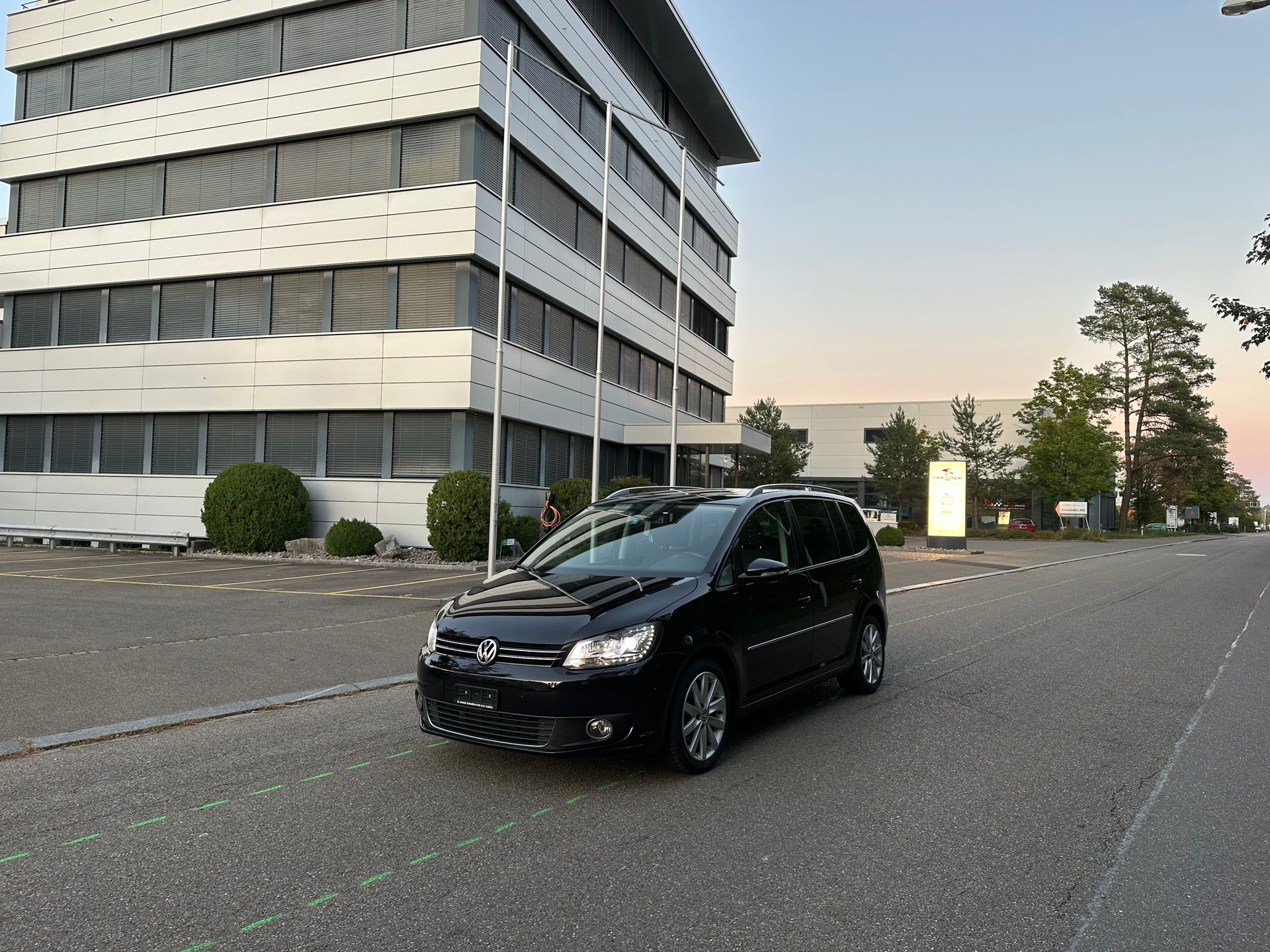 VW Touran 1.4 TSI Highline DSG 7Sitz-image-14