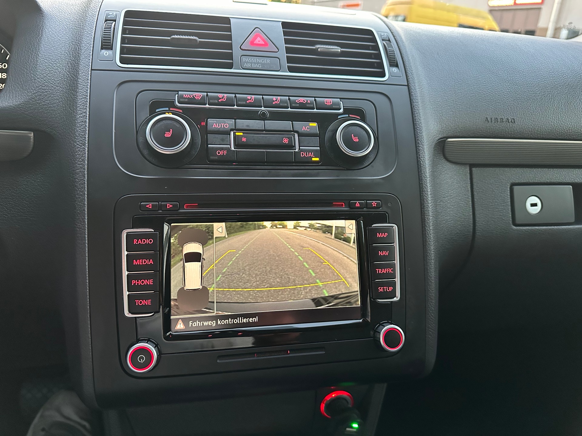 VW Touran 1.4 TSI Highline DSG 7Sitz-image-12