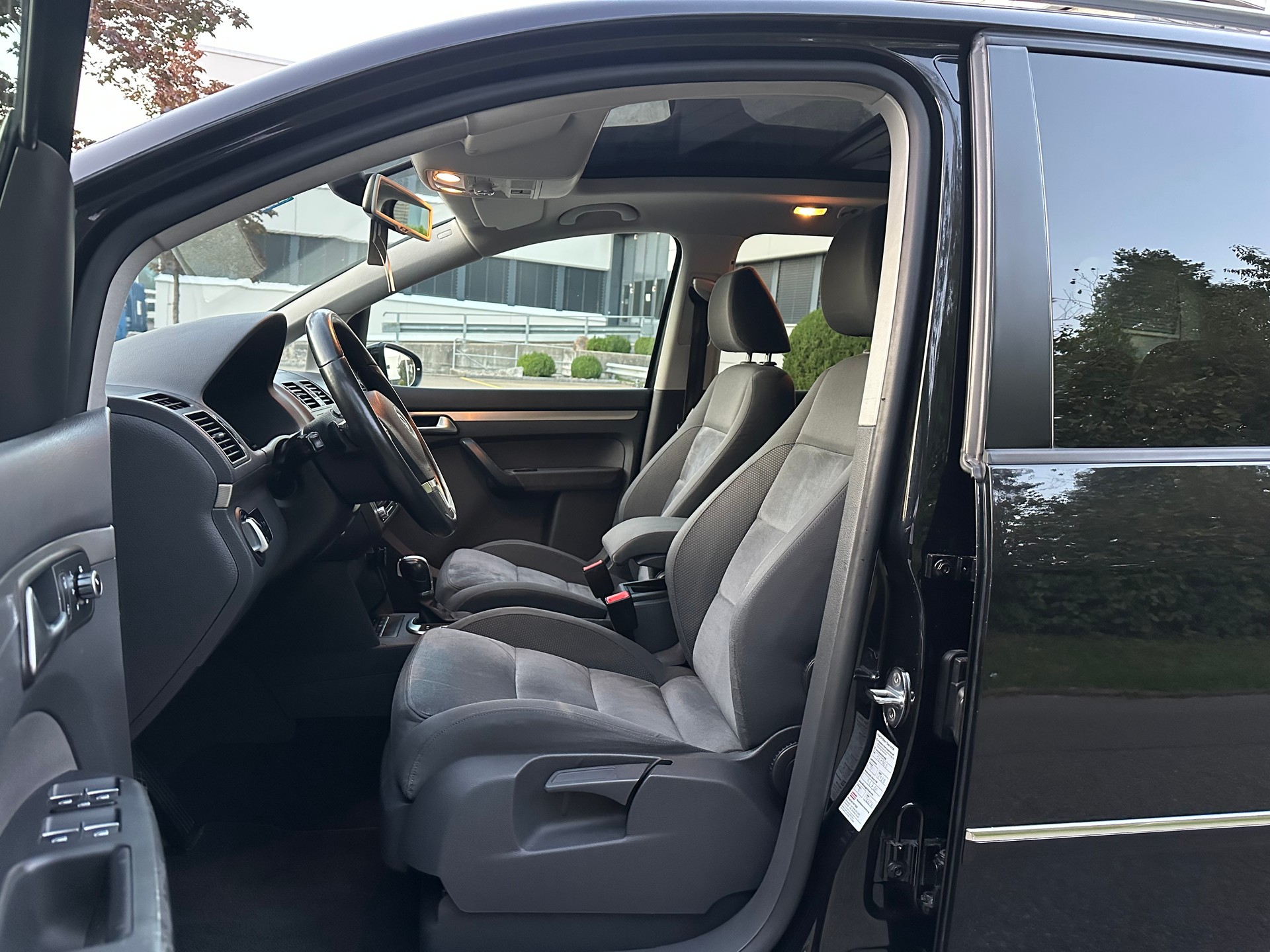 VW Touran 1.4 TSI Highline DSG 7Sitz-image-9