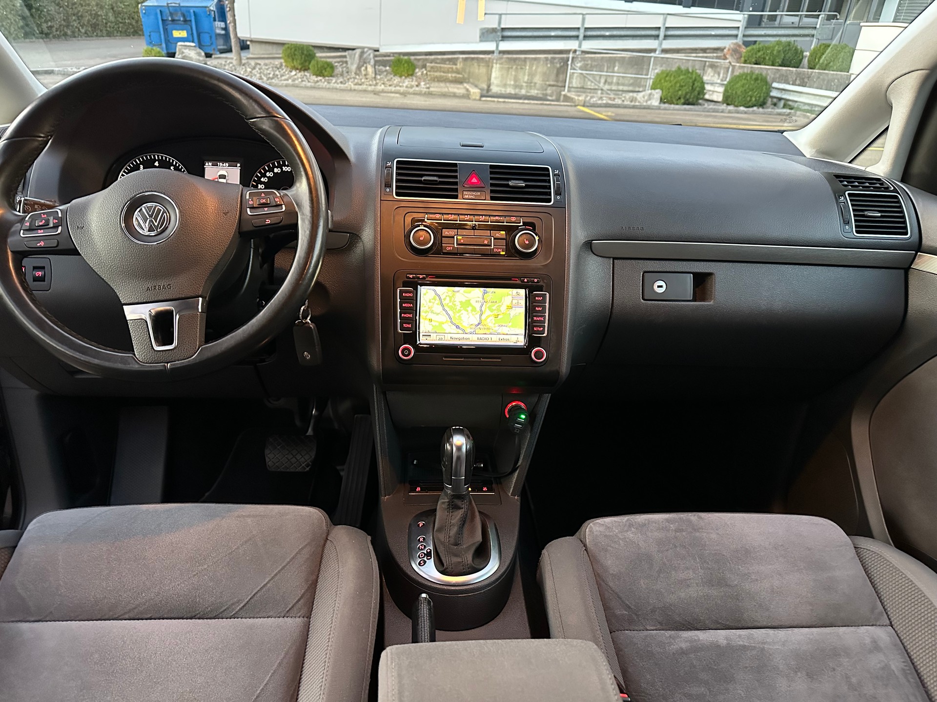 VW Touran 1.4 TSI Highline DSG 7Sitz-image-11