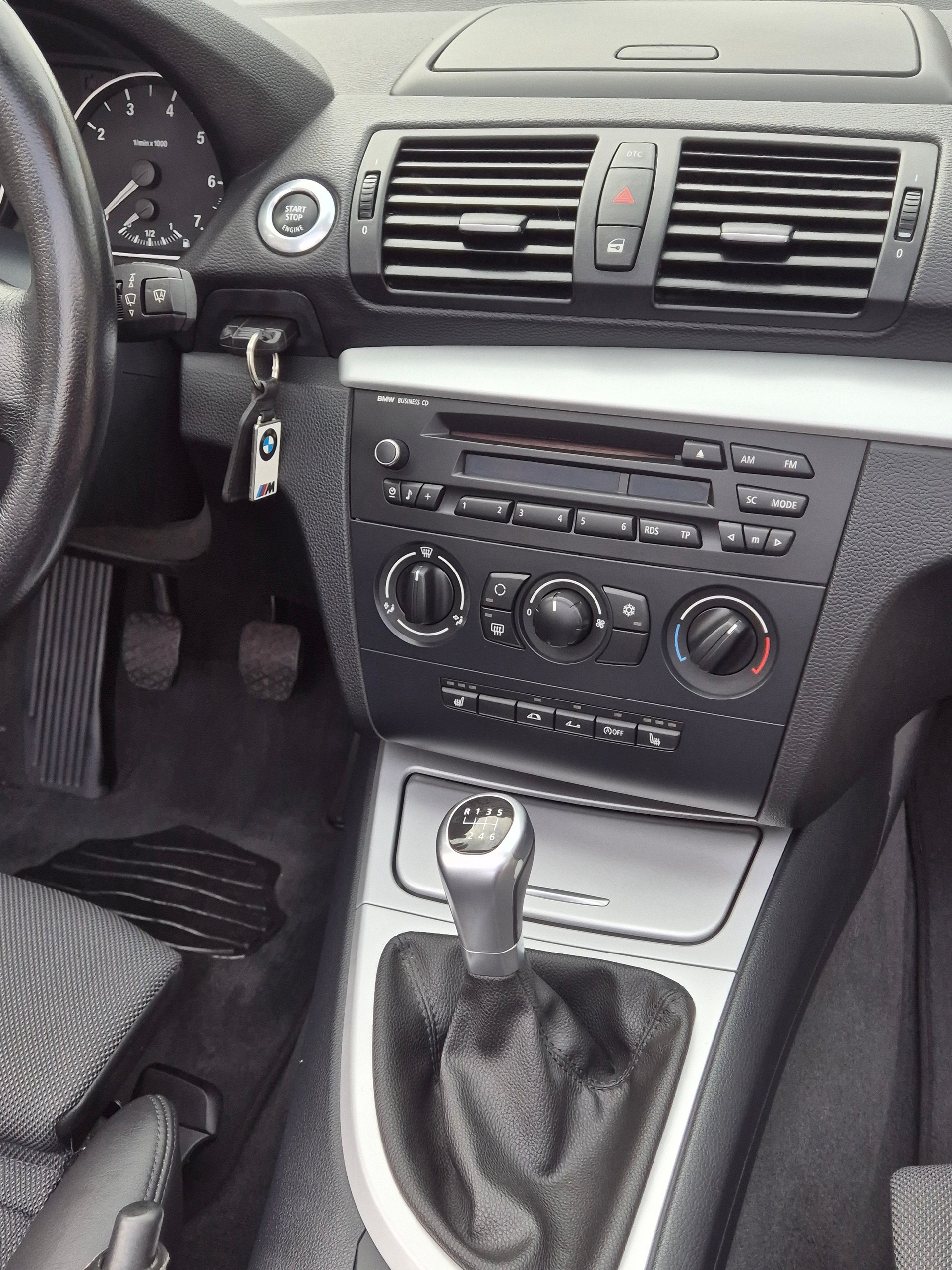 BMW 118i Cabrio-image-11
