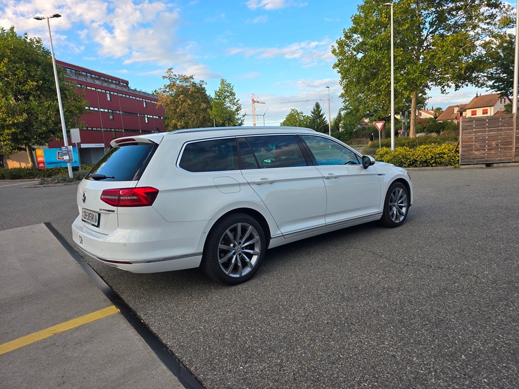 VW Passat Variant 2.0 TDI 190 SCR Highl. DSG 4m-image-7