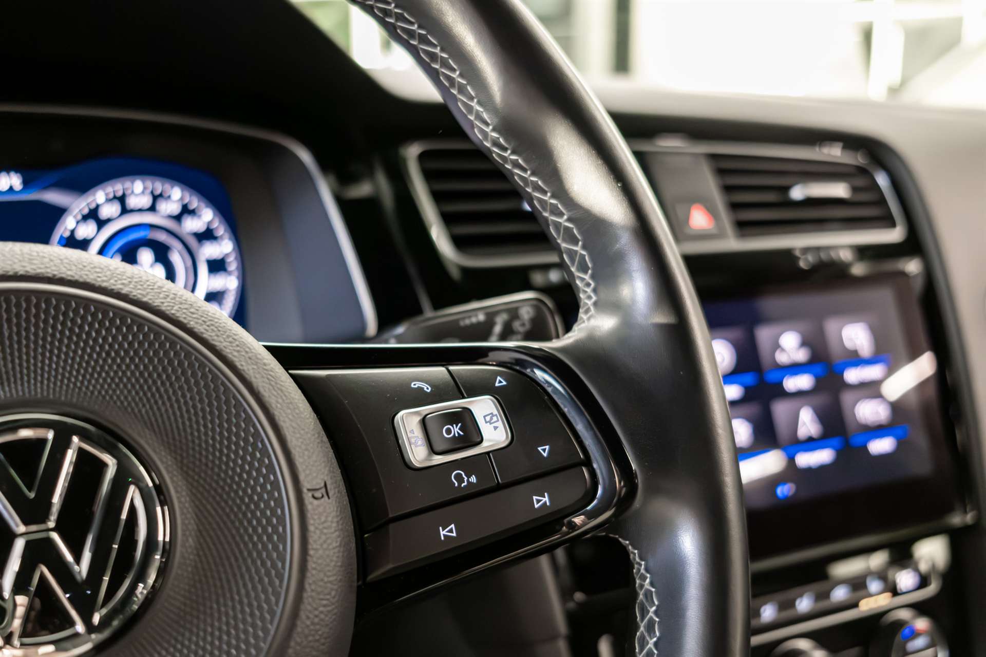 VW Golf Variant 2.0 TSI R 4Motion DSG-image-8