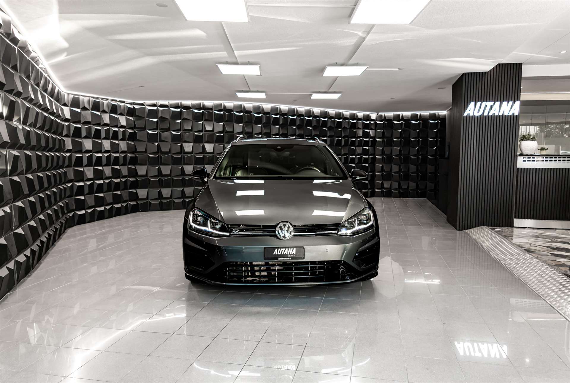 VW Golf Variant 2.0 TSI R 4Motion DSG-image-3
