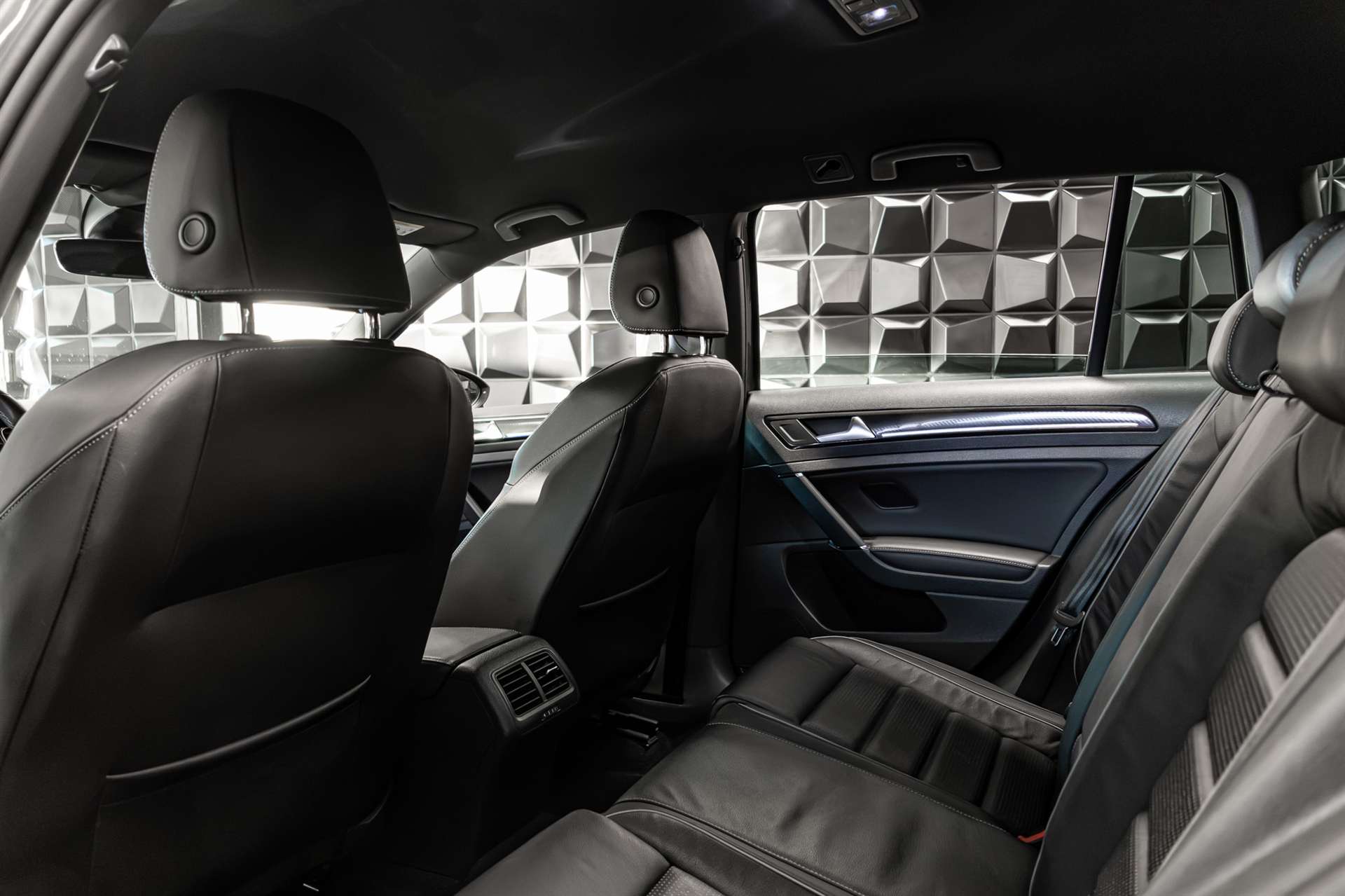 VW Golf Variant 2.0 TSI R 4Motion DSG-image-18