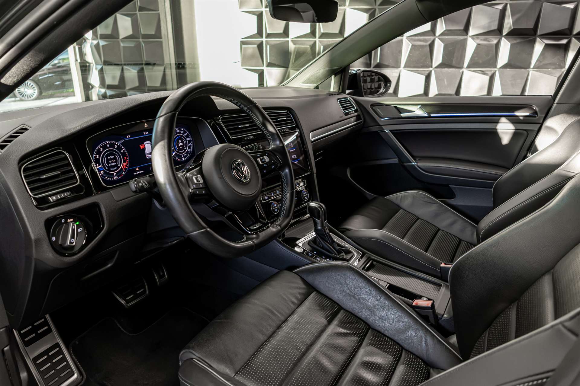 VW Golf Variant 2.0 TSI R 4Motion DSG-image-10