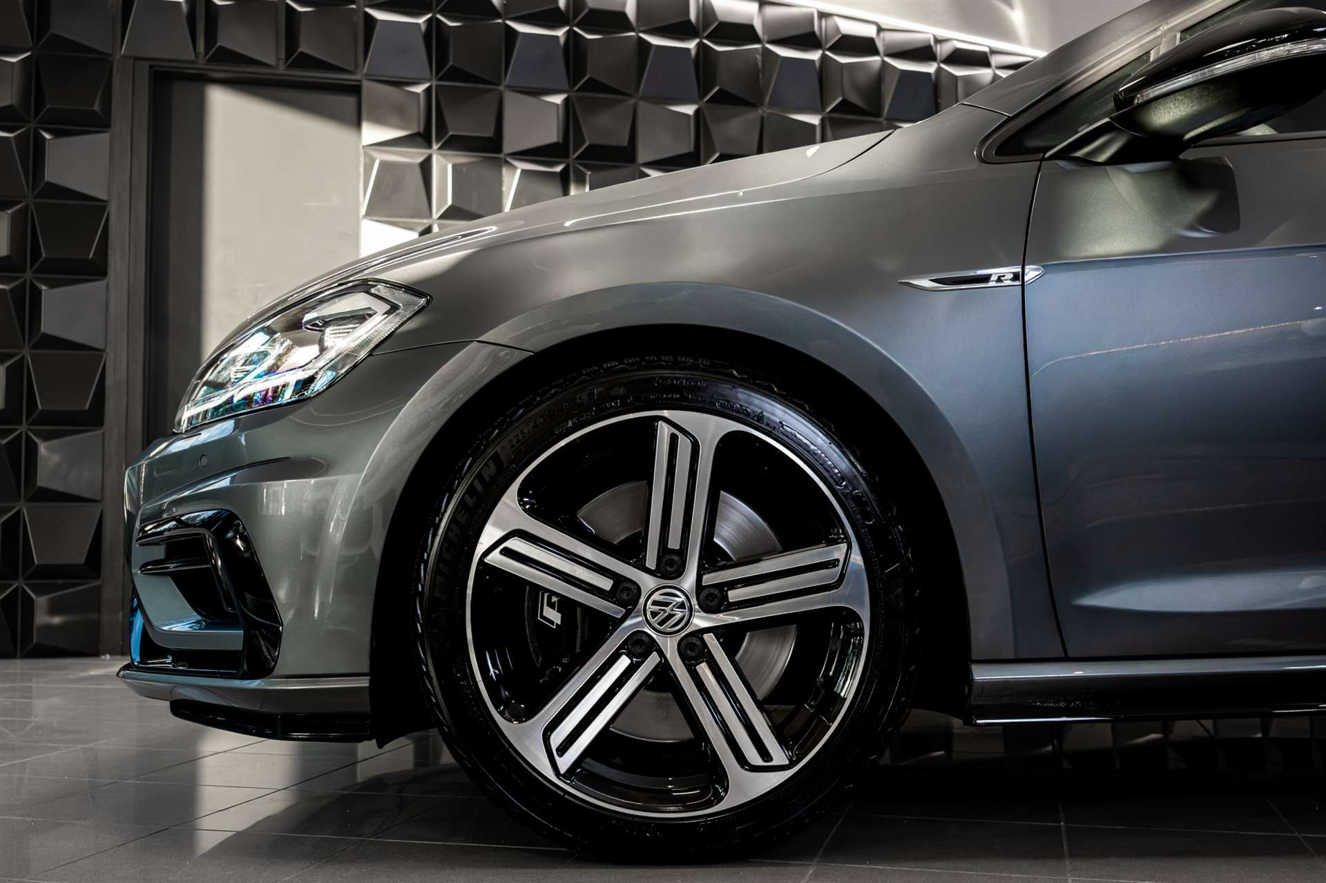 VW Golf Variant 2.0 TSI R 4Motion DSG-image-27
