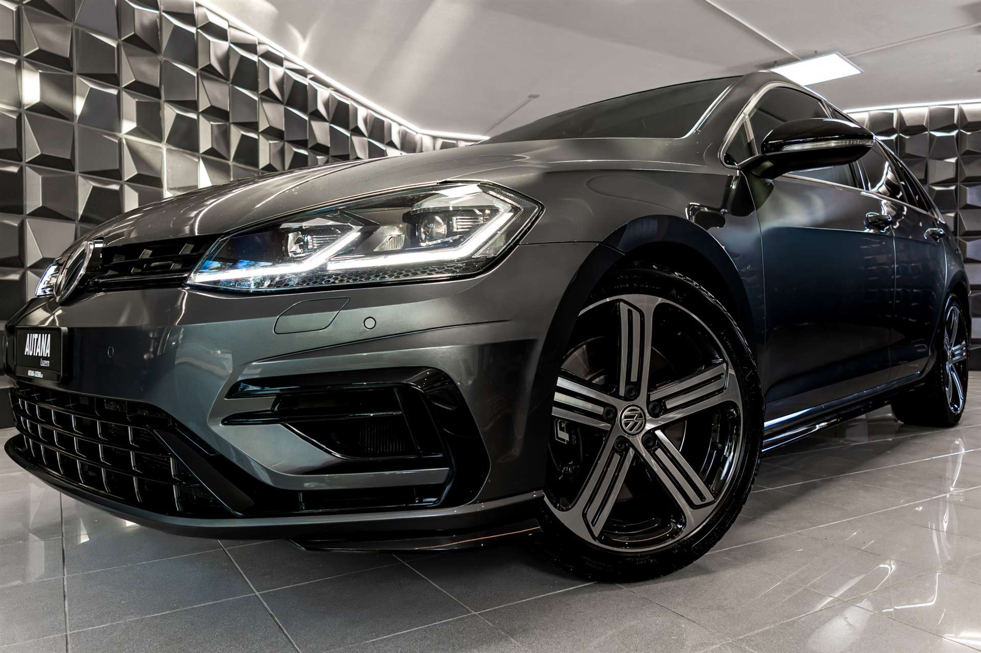 VW Golf Variant 2.0 TSI R 4Motion DSG-image-24