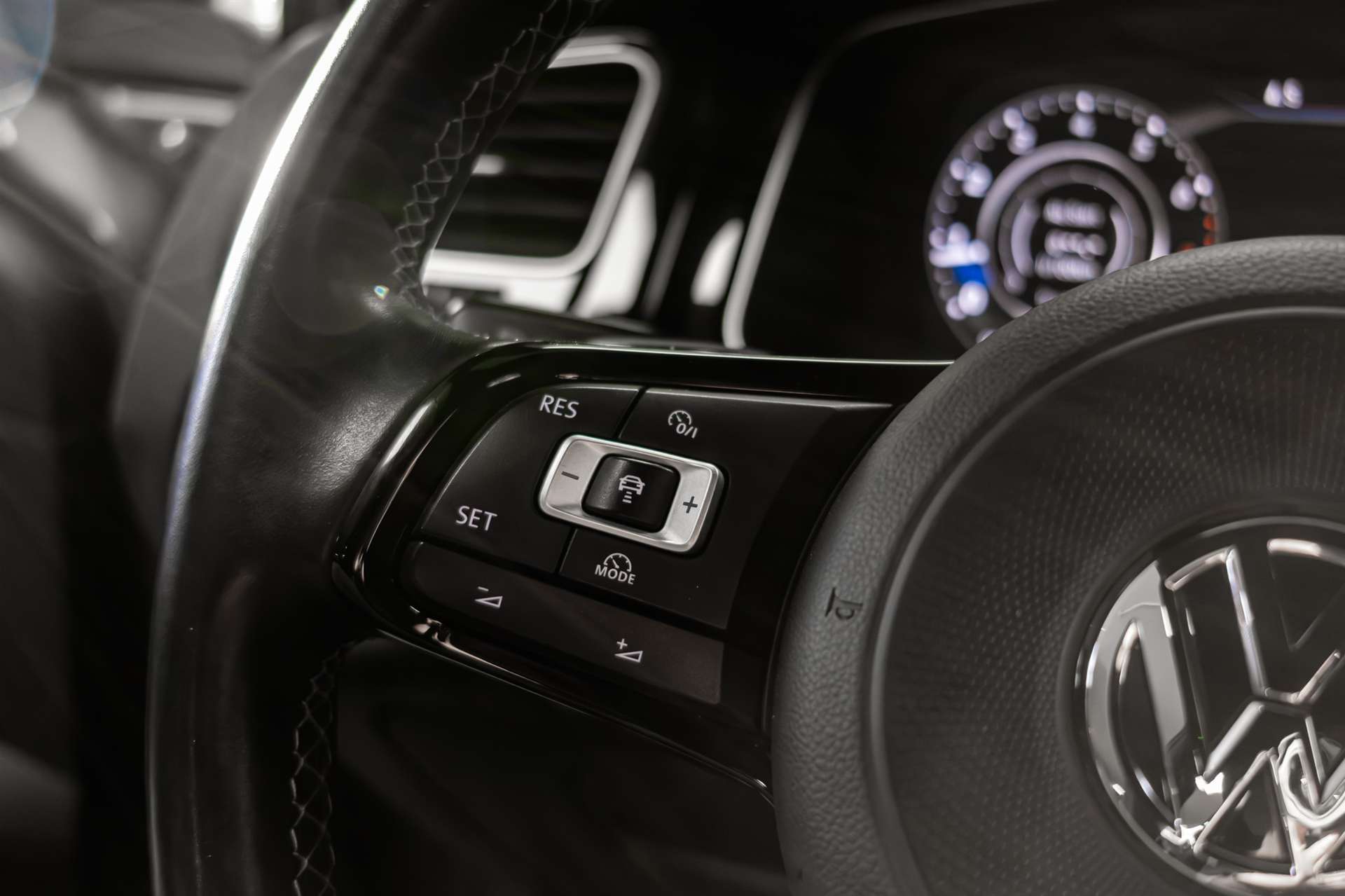 VW Golf Variant 2.0 TSI R 4Motion DSG-image-7