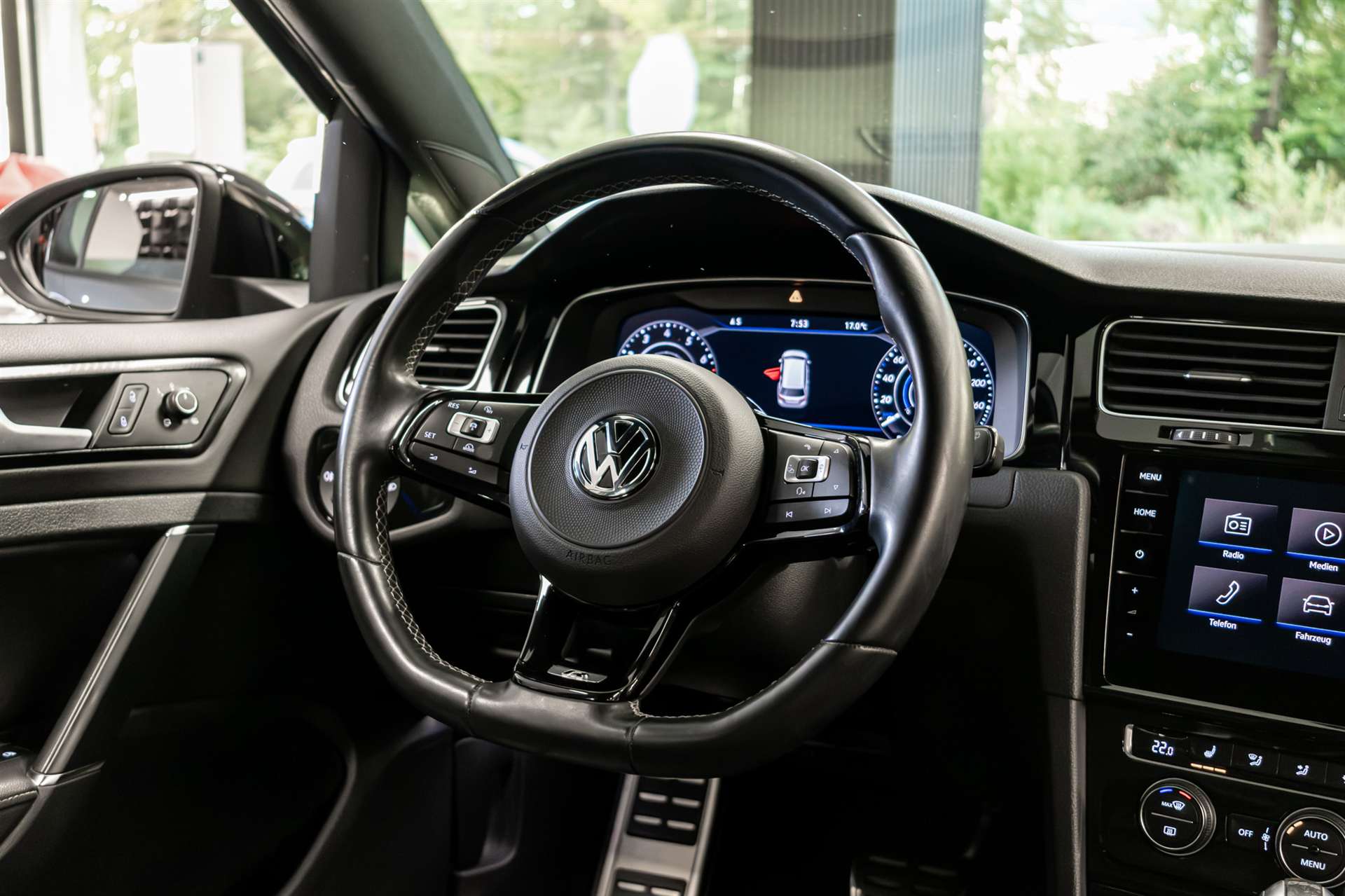 VW Golf Variant 2.0 TSI R 4Motion DSG-image-6