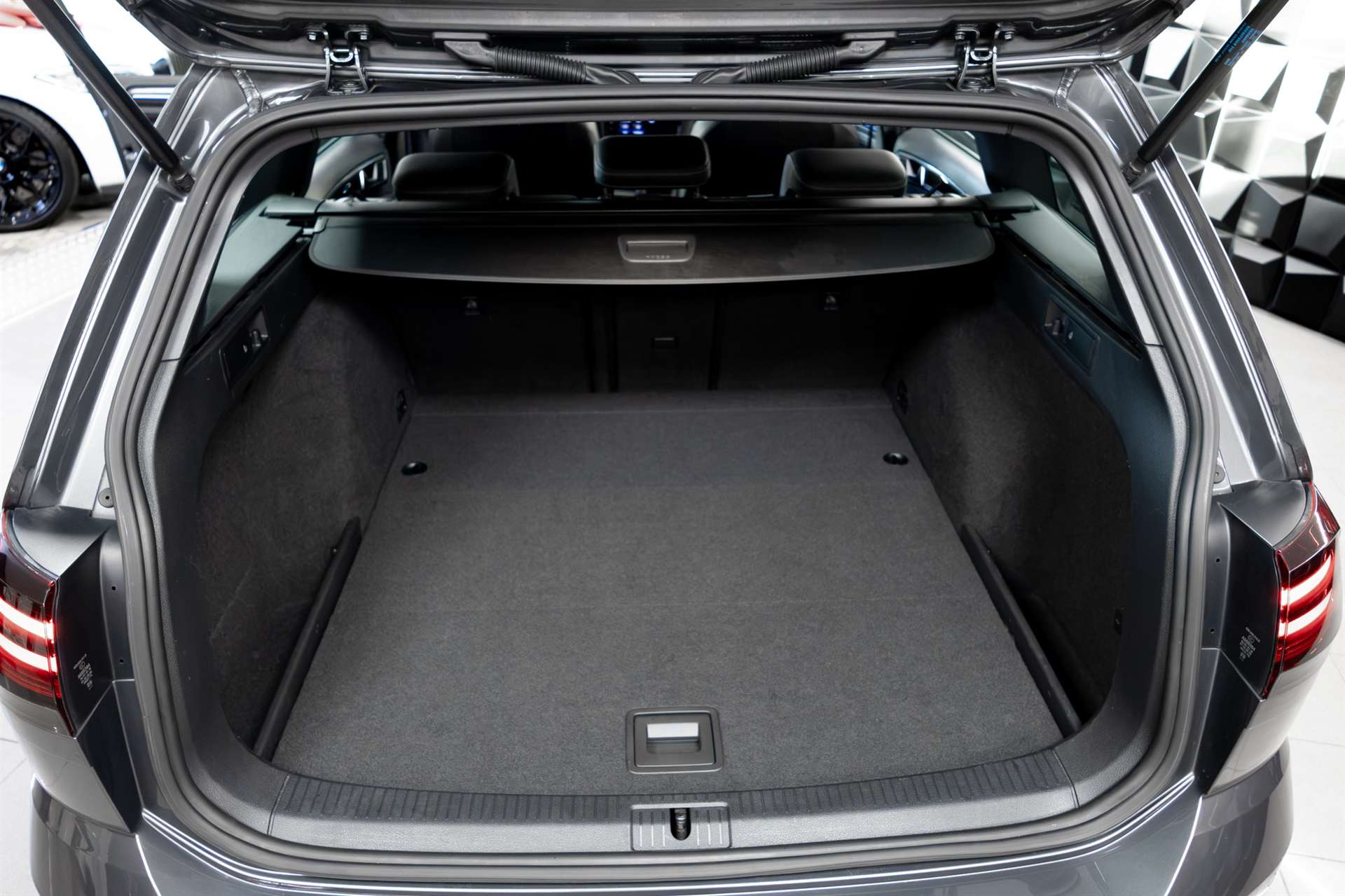 VW Golf Variant 2.0 TSI R 4Motion DSG-image-28
