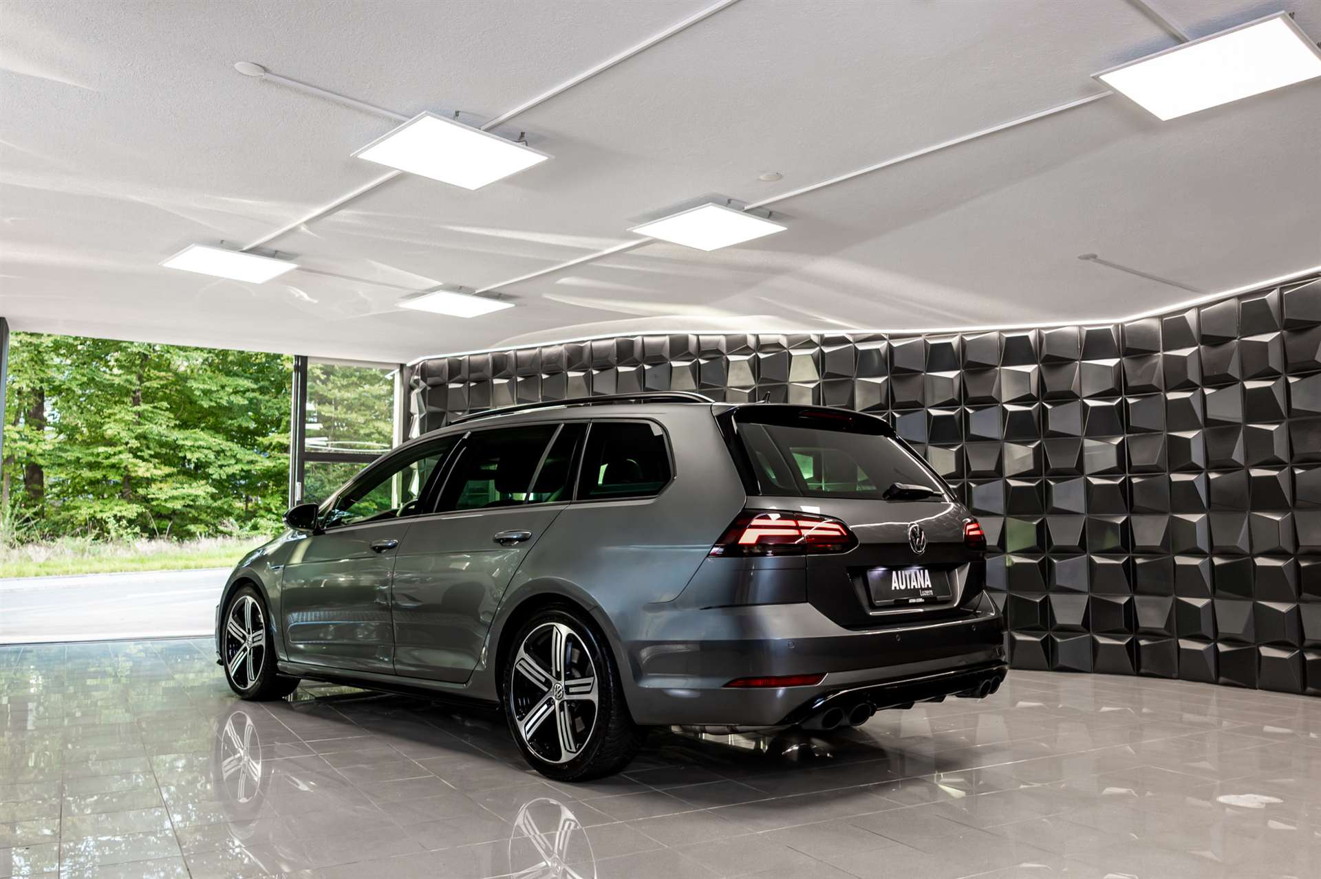 VW Golf Variant 2.0 TSI R 4Motion DSG-image-2