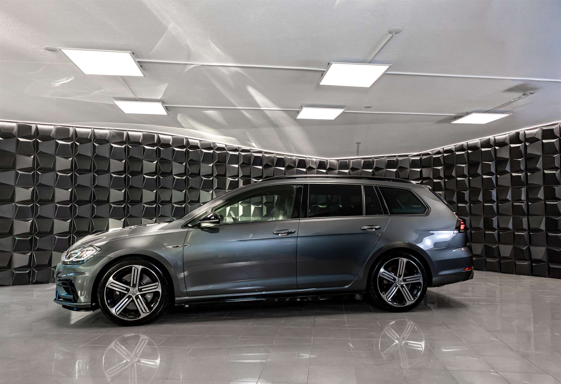 VW Golf Variant 2.0 TSI R 4Motion DSG-image-1