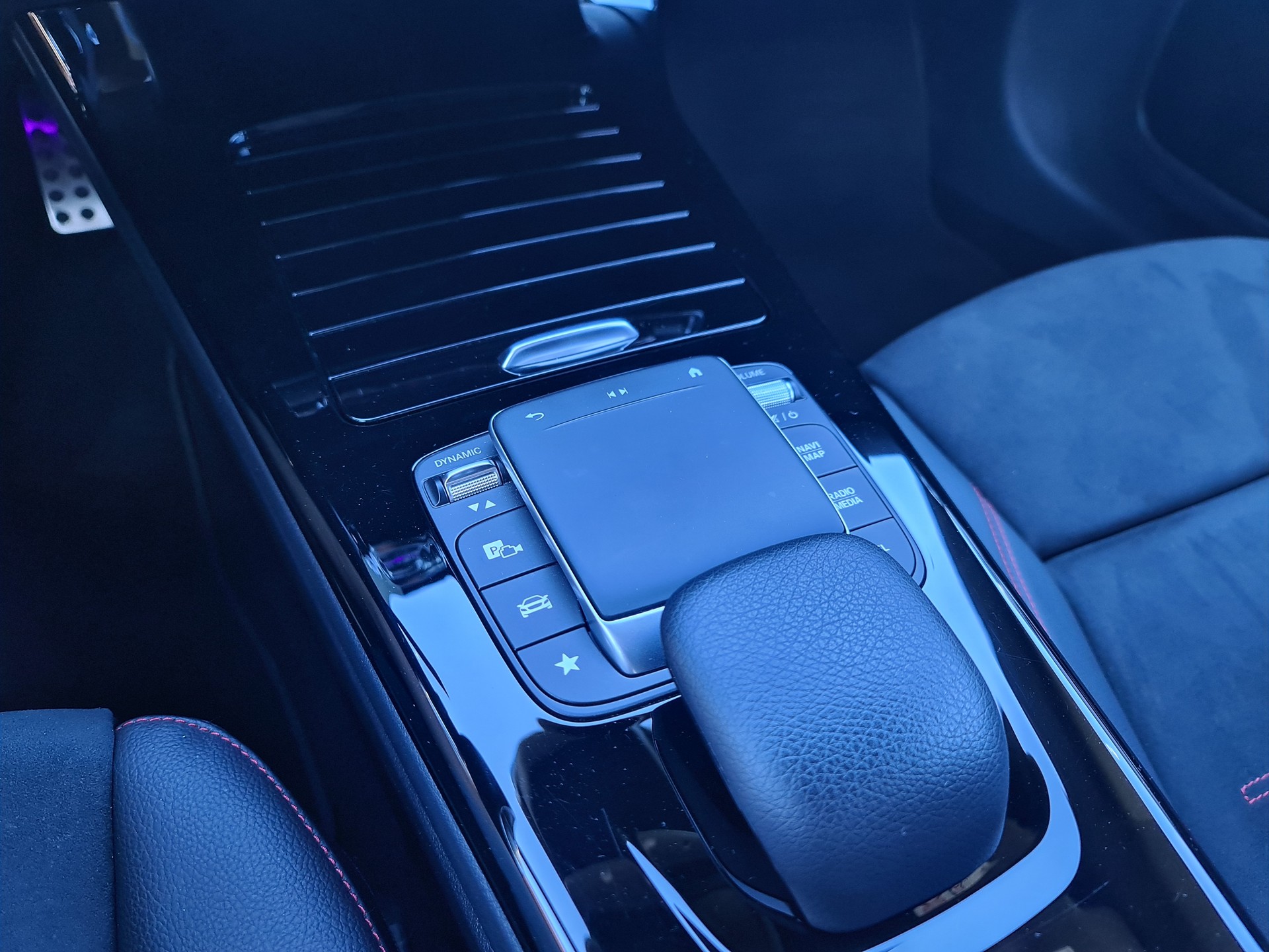 MERCEDES-BENZ CLA Shooting Brake 200 AMG Line 7G-DCT-image-14