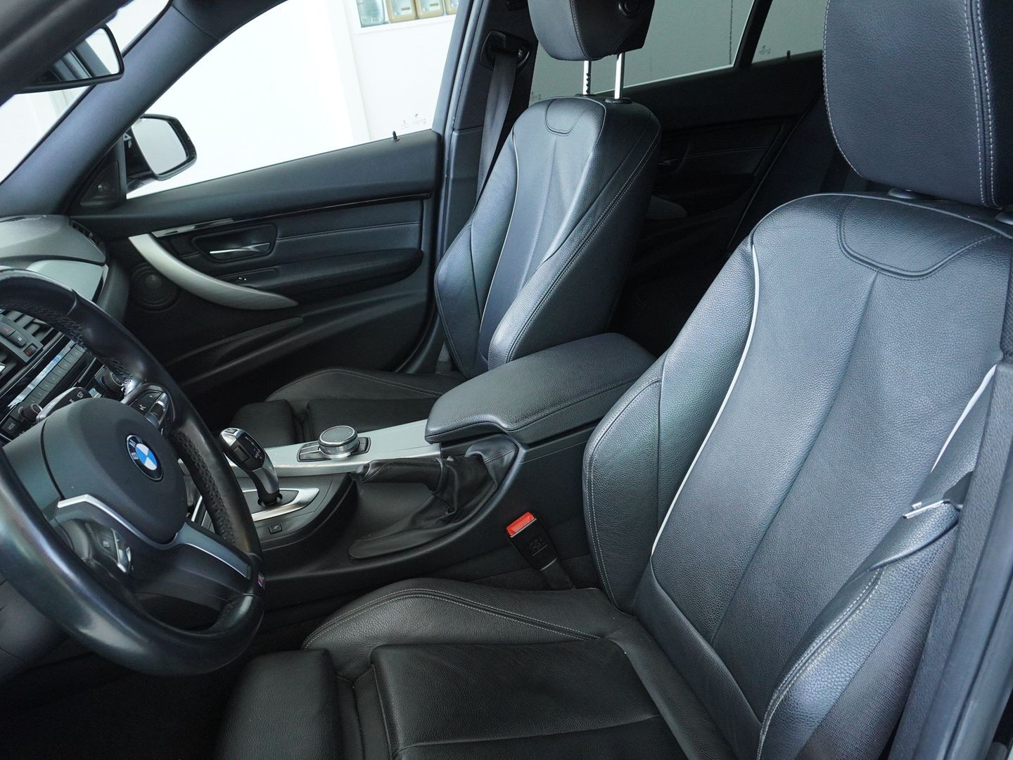BMW 318d Touring M Sport Line Steptronic-image-3