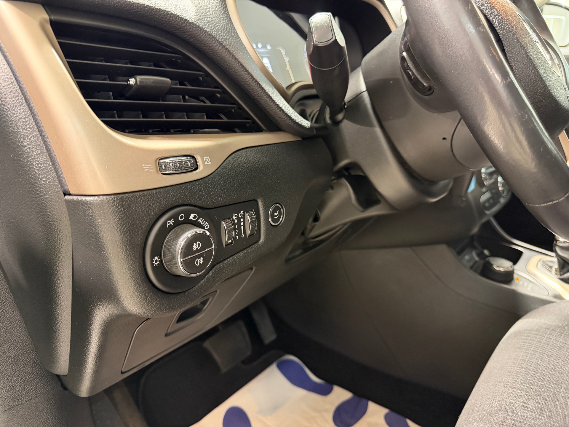 JEEP Cherokee 2.2TD Longitude AWD 9ATX-image-15
