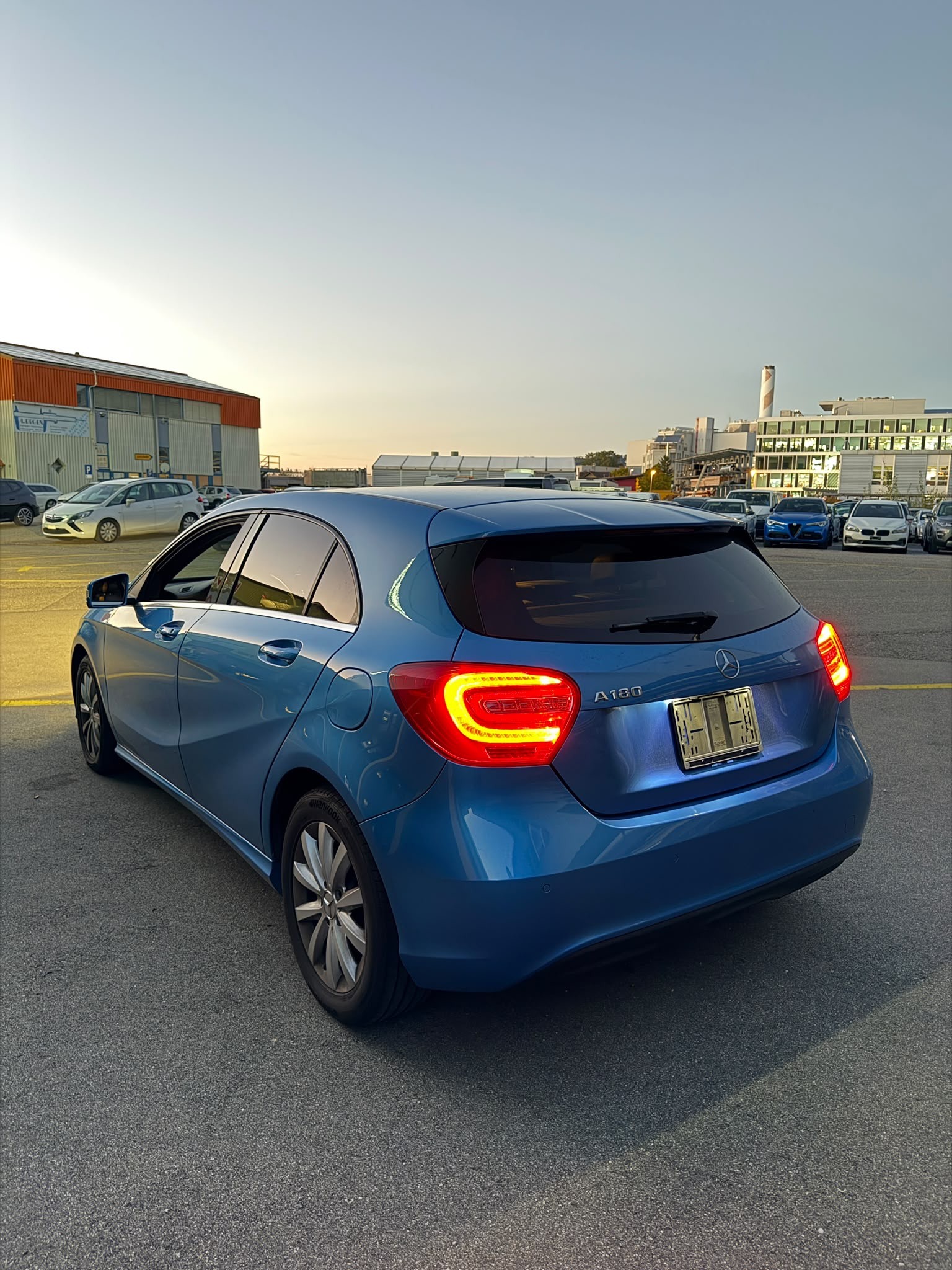 MERCEDES-BENZ A 180 Style 7G-DCT-image-4