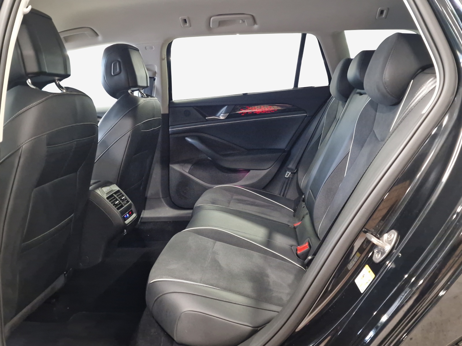 VW Passat Variant 2.0 TDI evo Business 4 Motion DSG-image-11