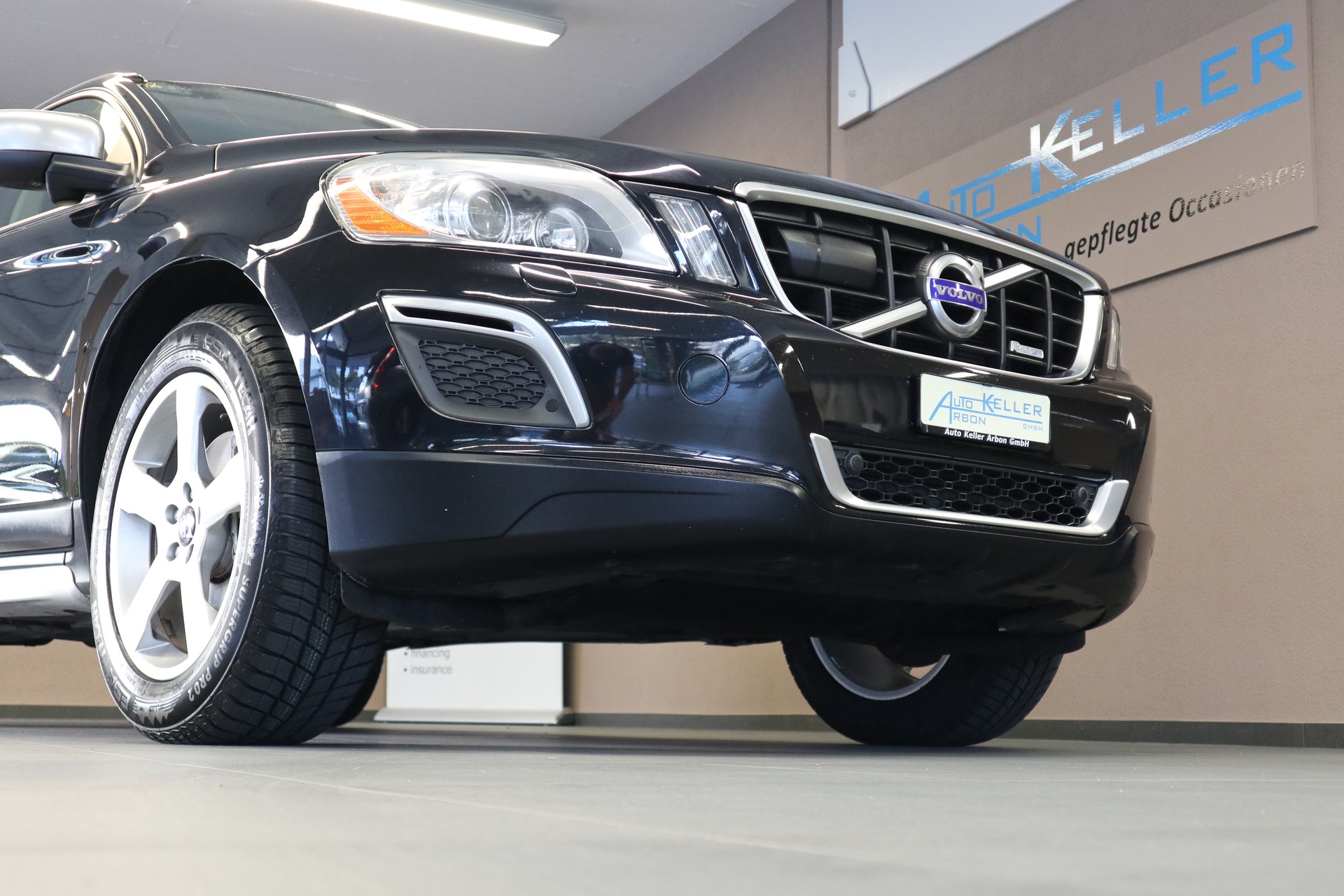 VOLVO XC60 2.4 D5 Kinetic R-Design AWD-image-4
