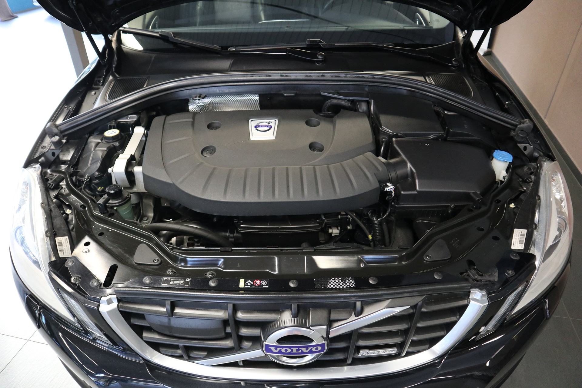 VOLVO XC60 2.4 D5 Kinetic R-Design AWD-image-14