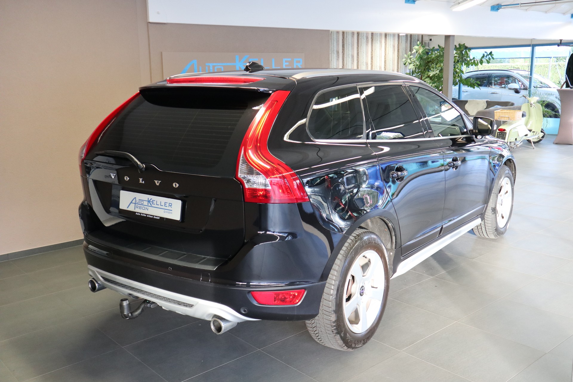 VOLVO XC60 2.4 D5 Kinetic R-Design AWD-image-6