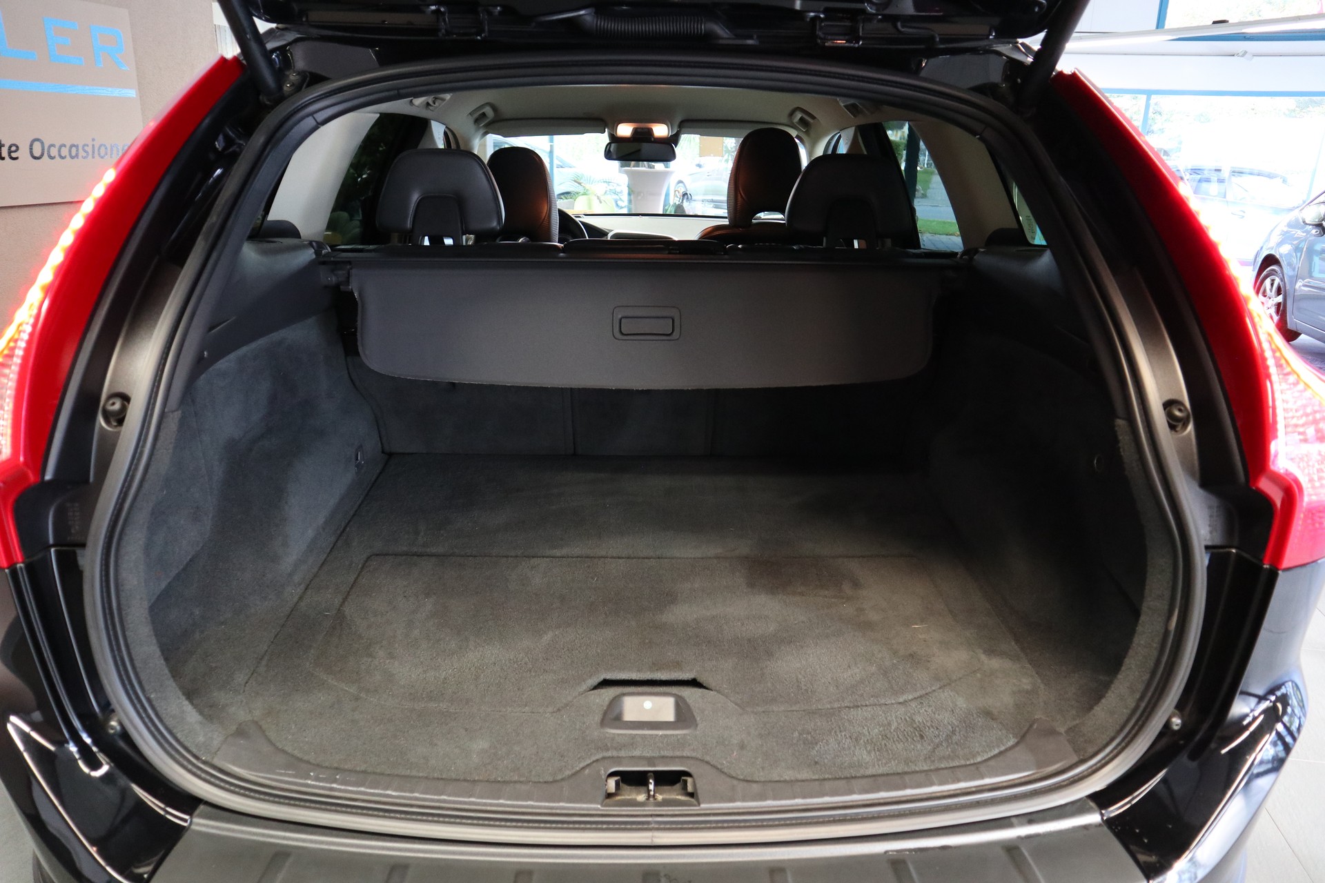 VOLVO XC60 2.4 D5 Kinetic R-Design AWD-image-8