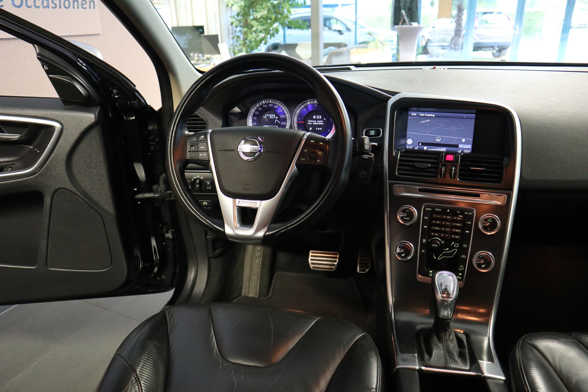 VOLVO XC60 2.4 D5 Kinetic R-Design AWD-image-11