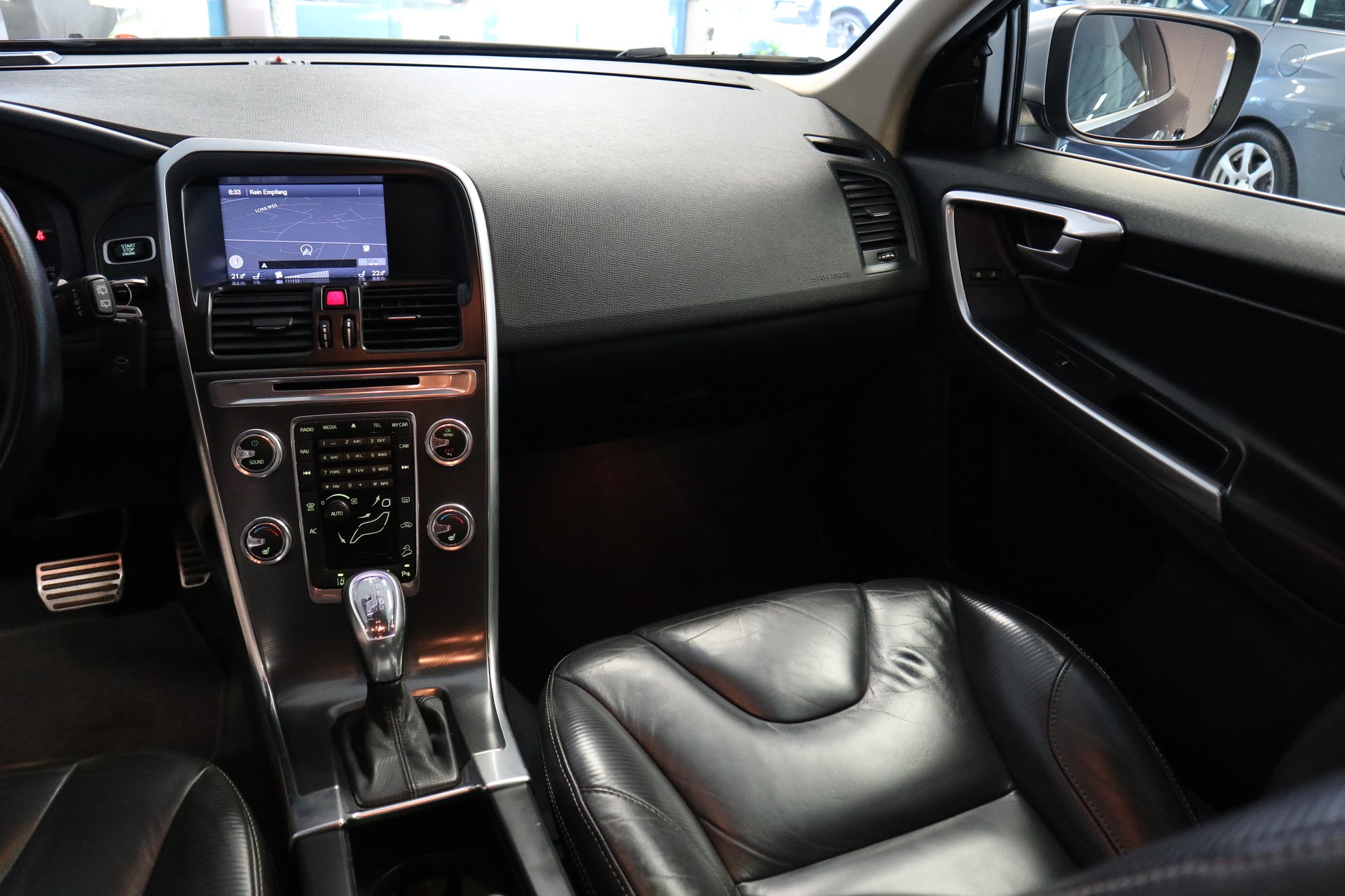 VOLVO XC60 2.4 D5 Kinetic R-Design AWD-image-13
