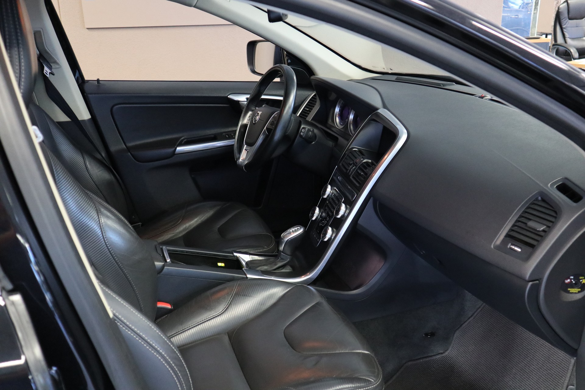 VOLVO XC60 2.4 D5 Kinetic R-Design AWD-image-7