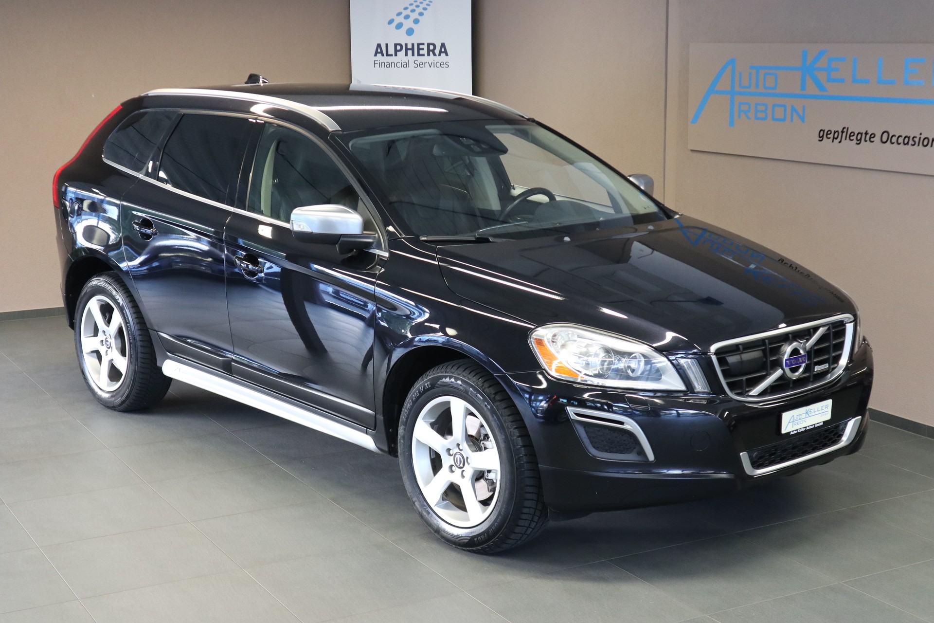 VOLVO XC60 2.4 D5 Kinetic R-Design AWD-image-1