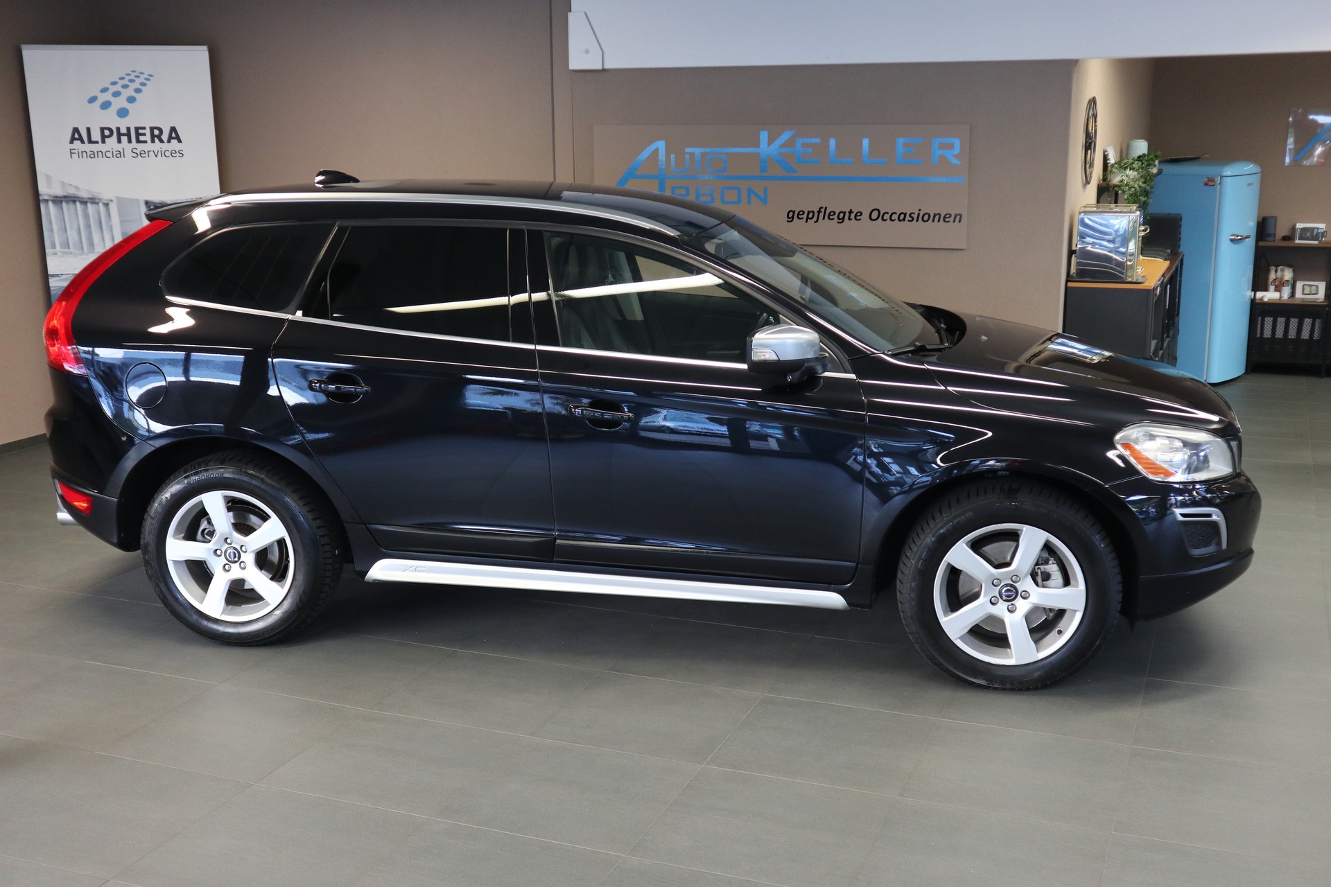 VOLVO XC60 2.4 D5 Kinetic R-Design AWD-image-0