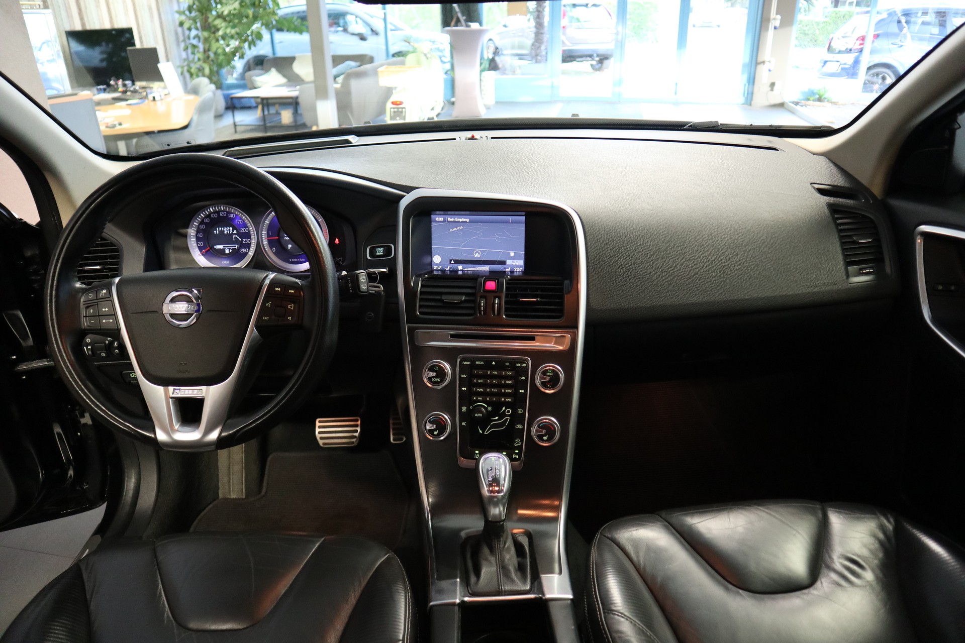 VOLVO XC60 2.4 D5 Kinetic R-Design AWD-image-12