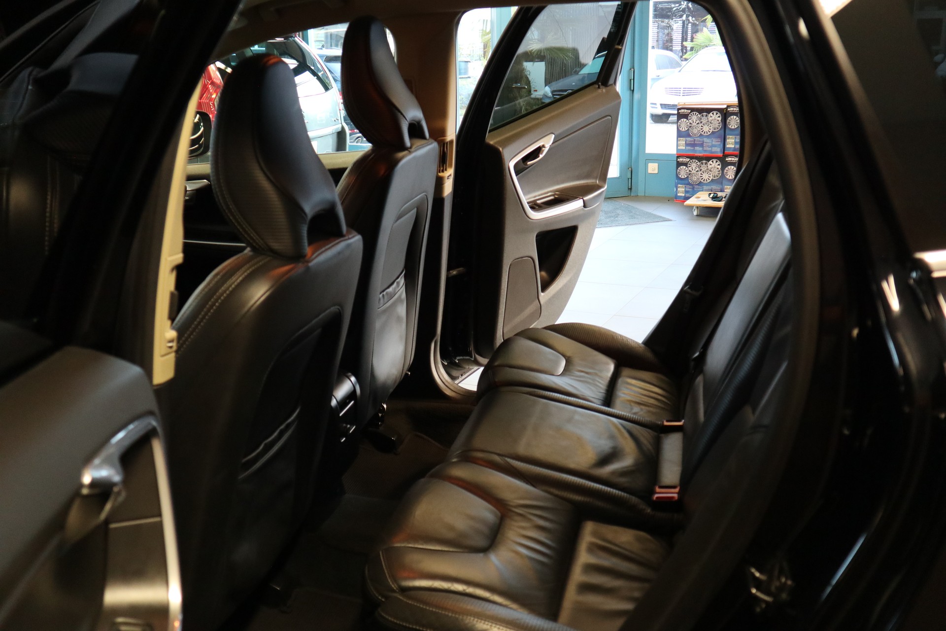 VOLVO XC60 2.4 D5 Kinetic R-Design AWD-image-9