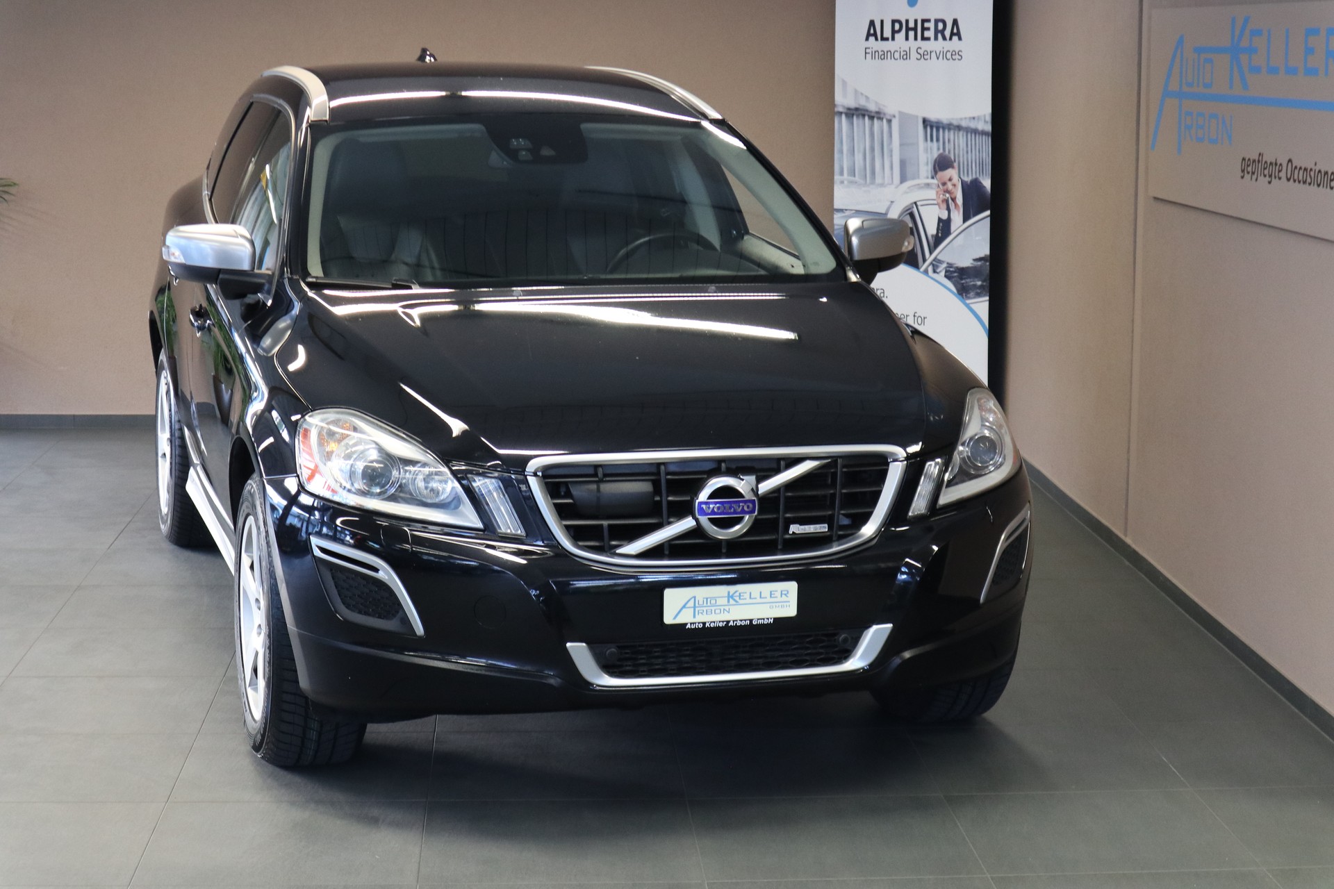 VOLVO XC60 2.4 D5 Kinetic R-Design AWD-image-2