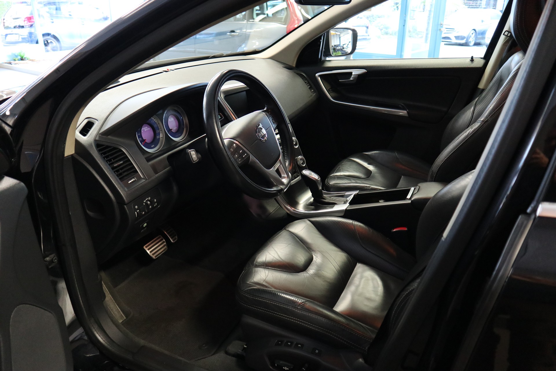 VOLVO XC60 2.4 D5 Kinetic R-Design AWD-image-10
