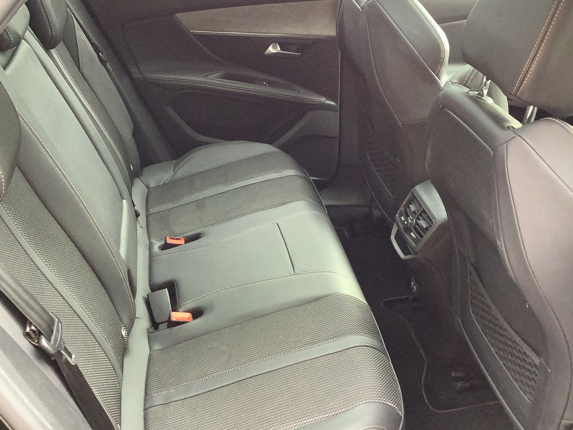PEUGEOT 3008 225e Hybrid2 GT EAT8-image-11