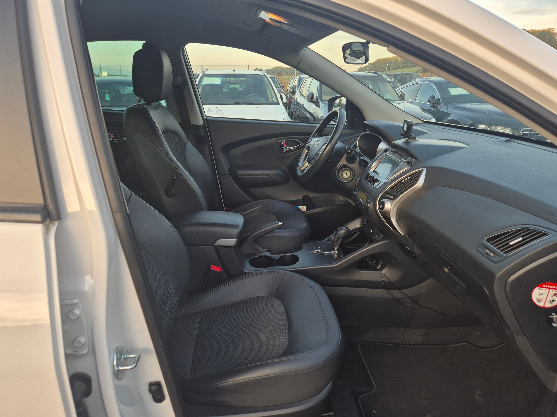 HYUNDAI iX 35 2.0 Premium 4WD Automatic-image-7