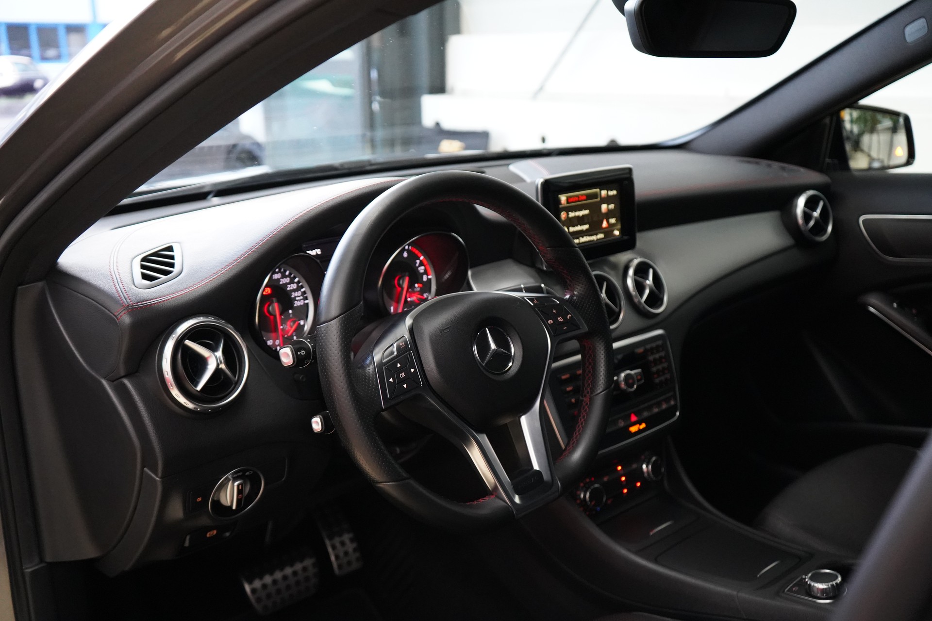 MERCEDES-BENZ GLA 250 AMG Line 4Matic 7G-DCT-image-12