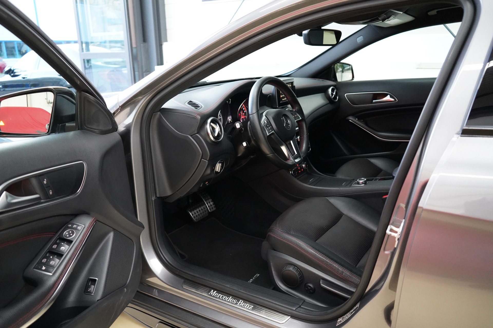 MERCEDES-BENZ GLA 250 AMG Line 4Matic 7G-DCT-image-11