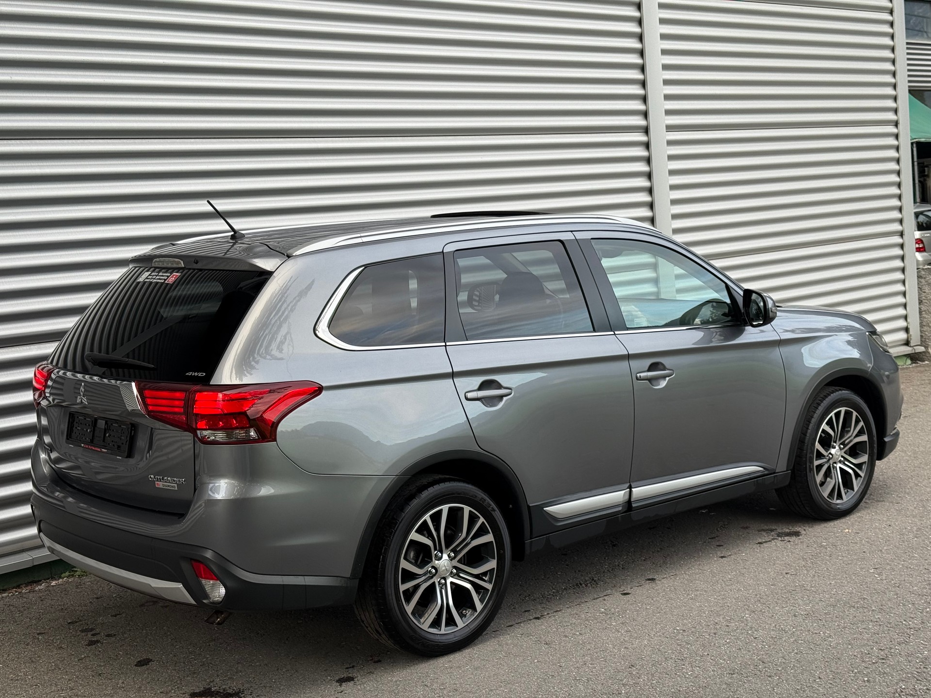 MITSUBISHI Outlander 2.2 DID Diamond 4WD Automatic-image-6